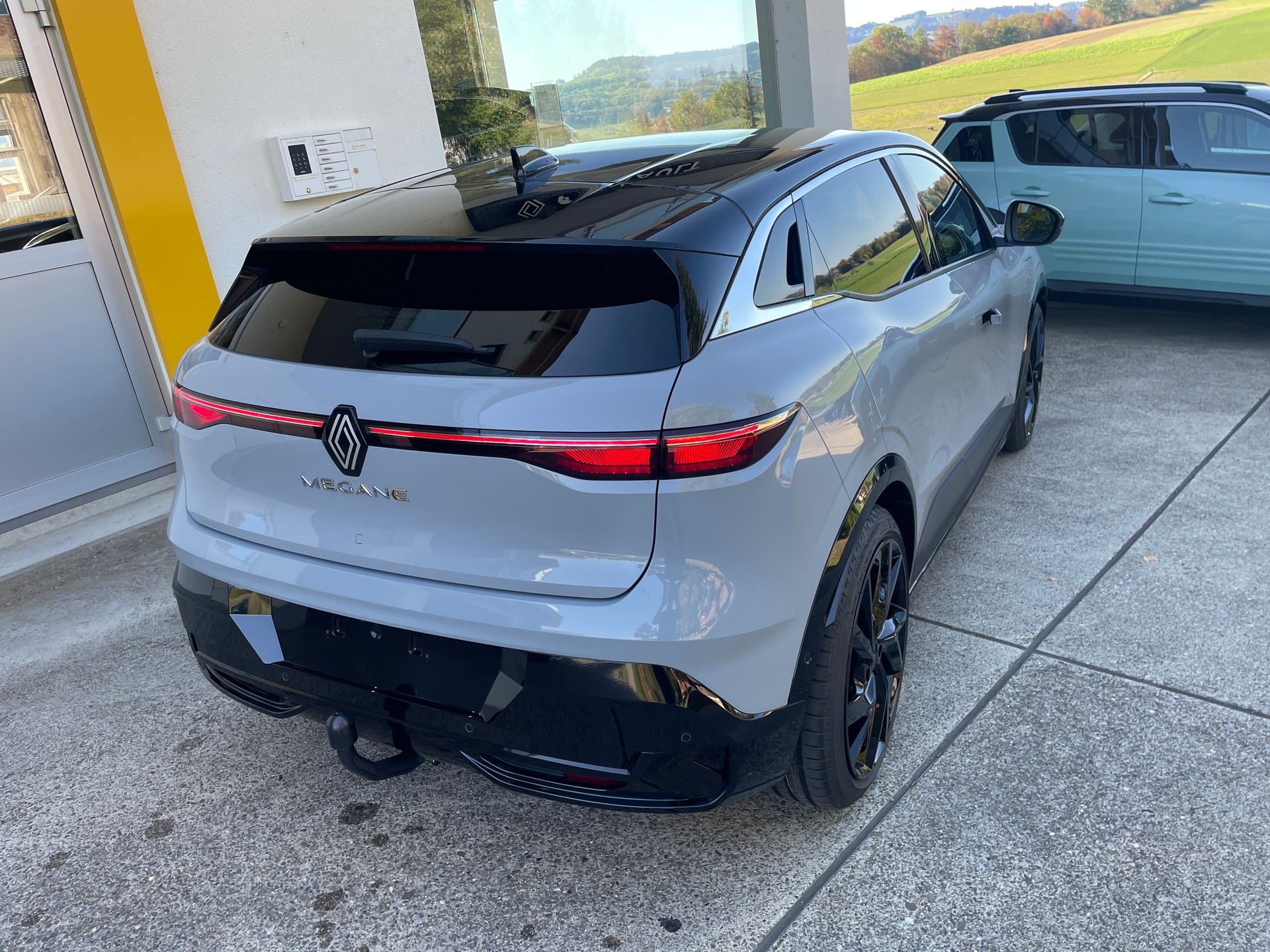 RENAULT Mégane E-TECH EV60 Iconic-image-3