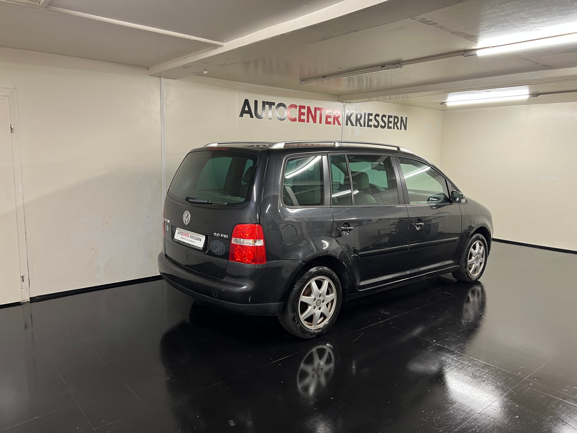 VW Touran 2.0 FSI Highline-image-4