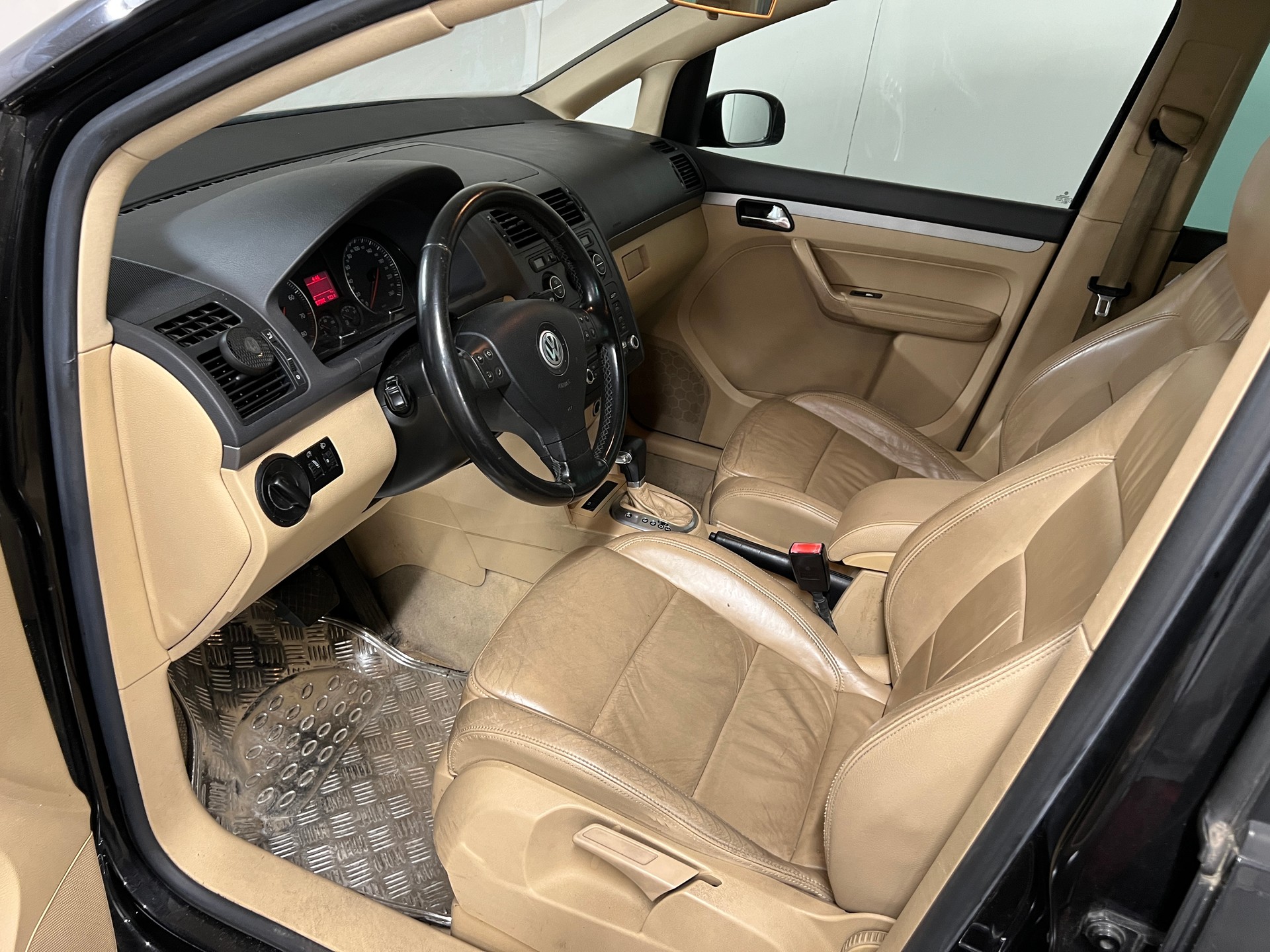 VW Touran 2.0 FSI Highline-image-9