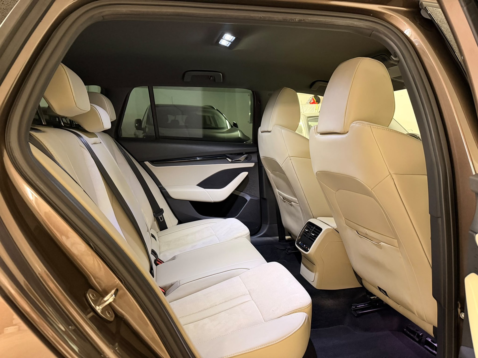 SKODA Octavia Combi 2.0 TDI DSG Style-image-11