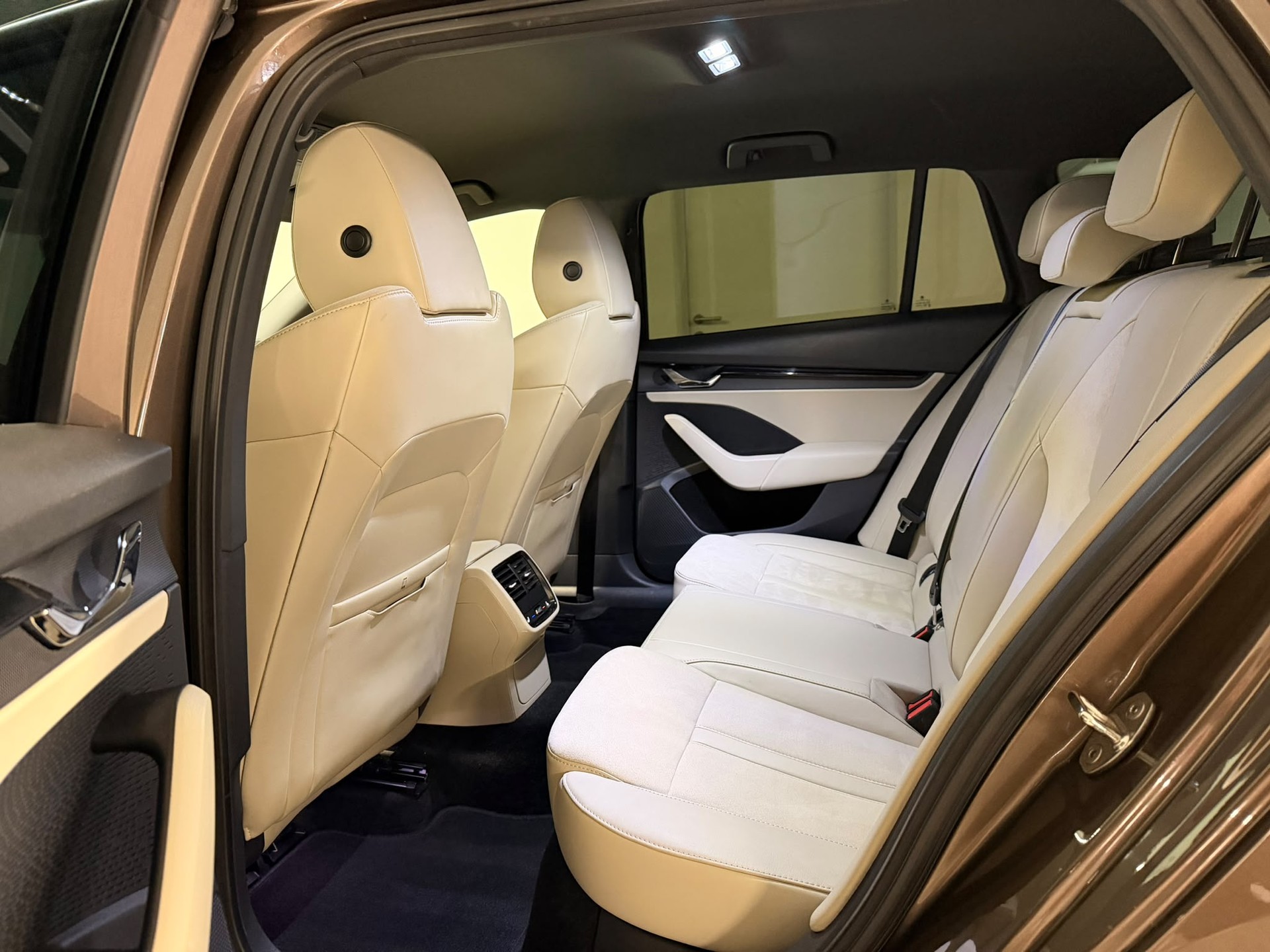 SKODA Octavia Combi 2.0 TDI DSG Style-image-9