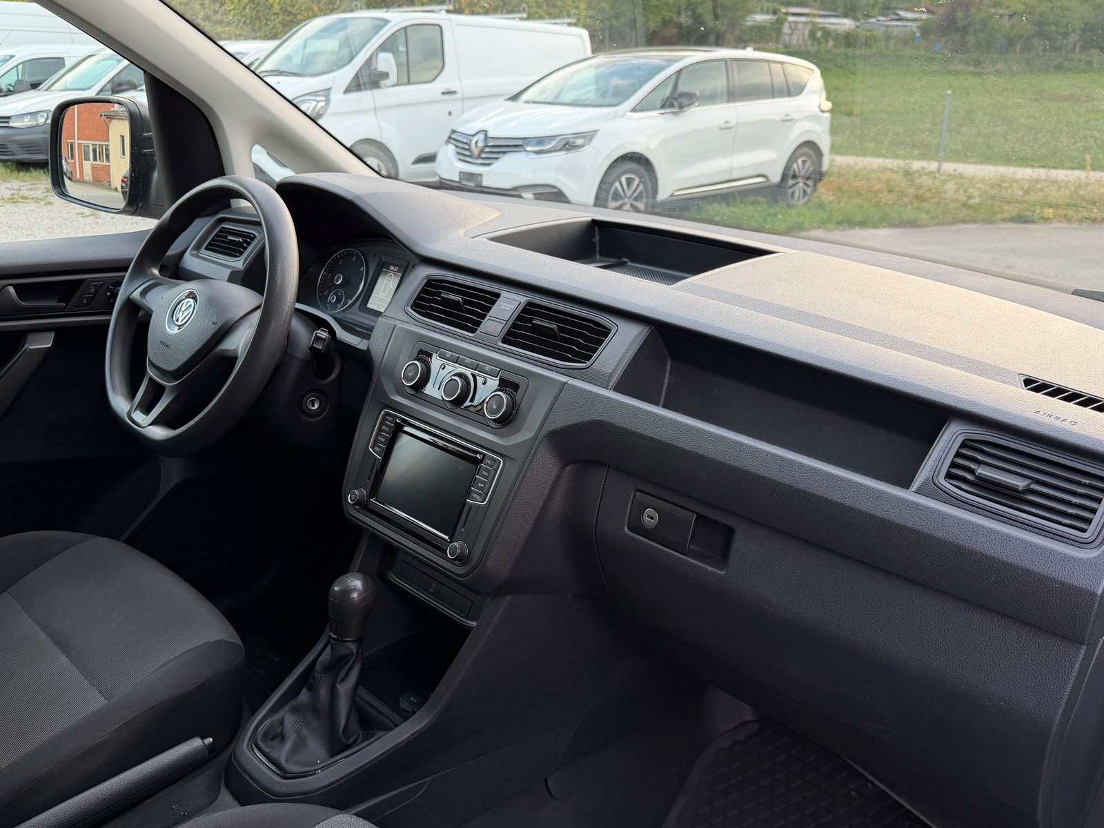 VW Caddy Maxi 2.0TDI BlueMotion Technology-image-12