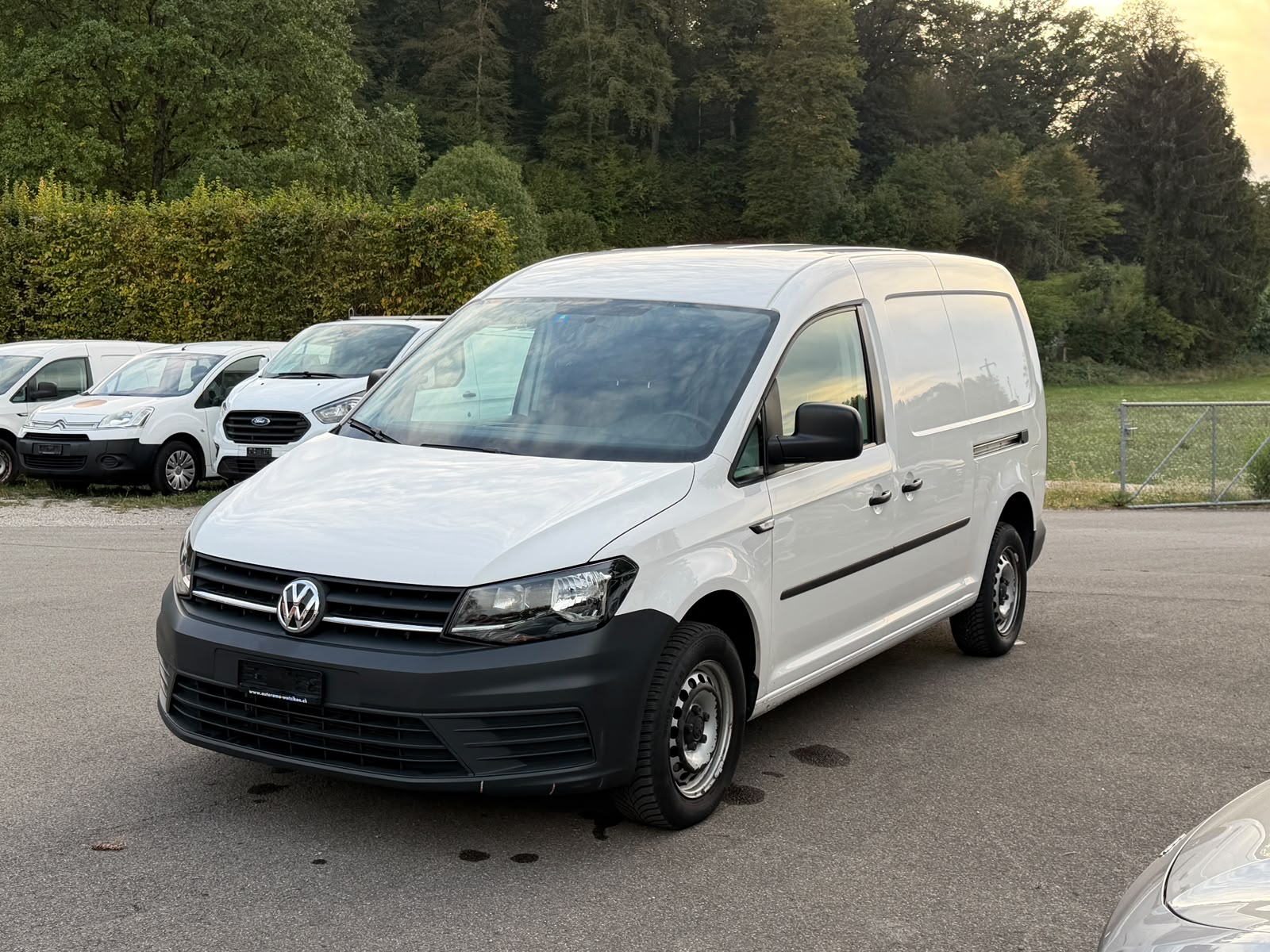 VW Caddy Maxi 2.0TDI BlueMotion Technology-image-2