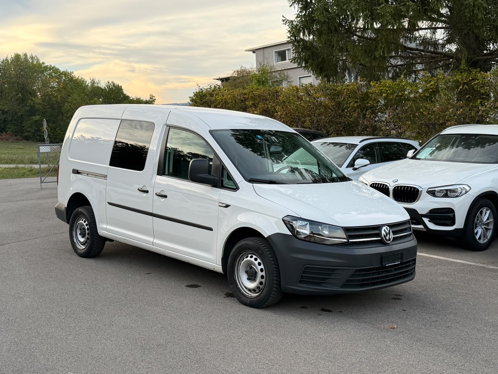 VW Caddy Maxi 2.0TDI BlueMotion Technology-image-0