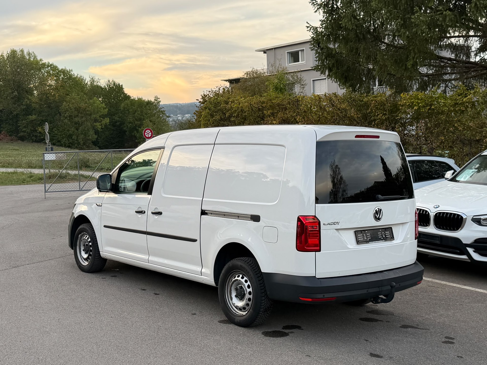 VW Caddy Maxi 2.0TDI BlueMotion Technology-image-4