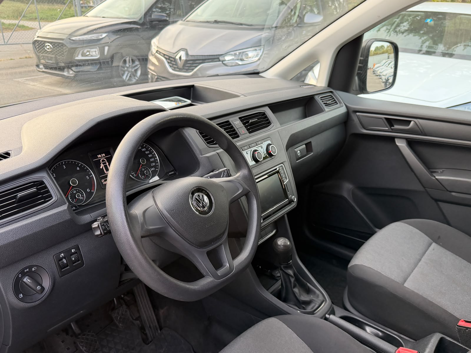 VW Caddy Maxi 2.0TDI BlueMotion Technology-image-10