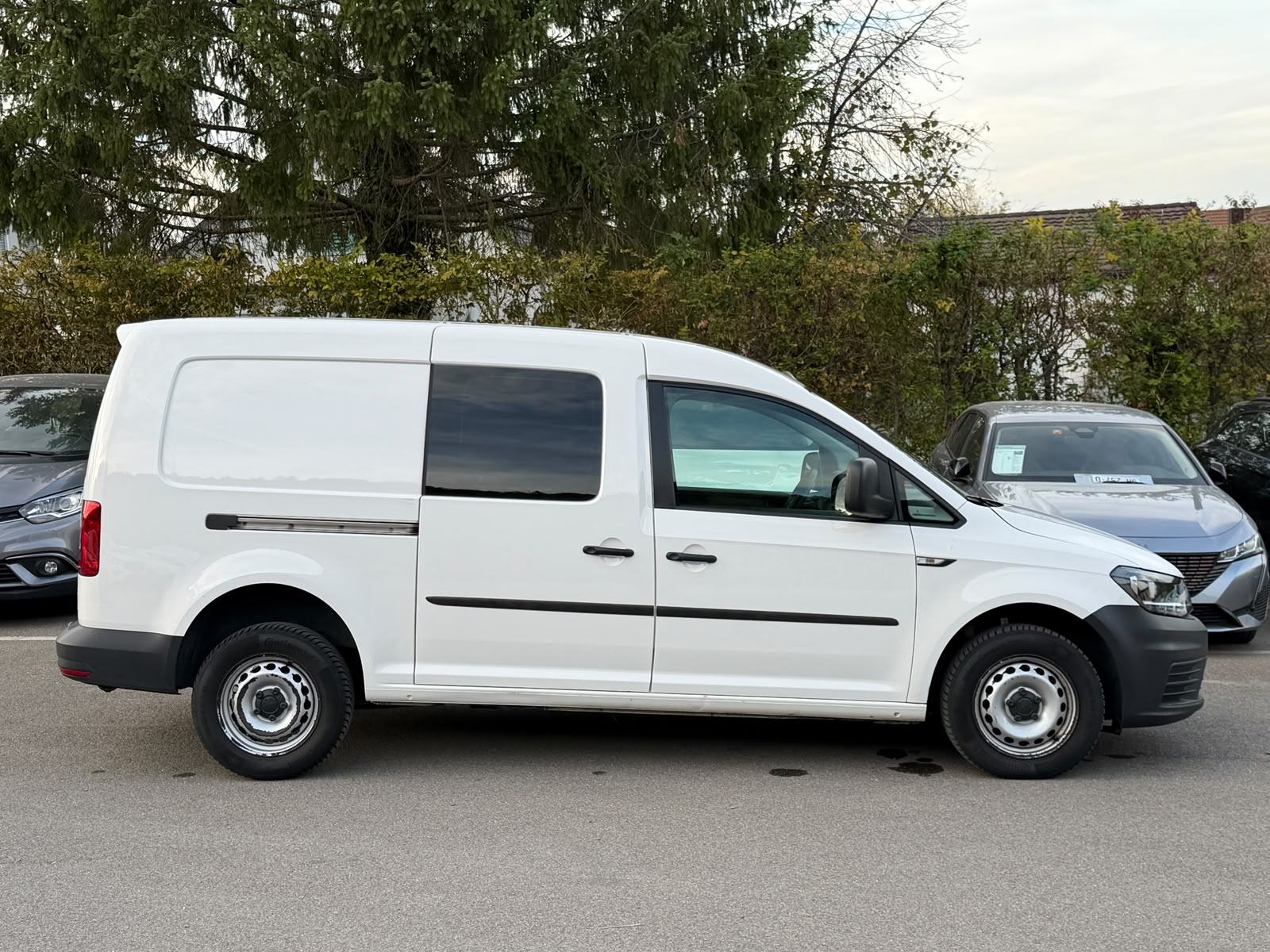 VW Caddy Maxi 2.0TDI BlueMotion Technology-image-3