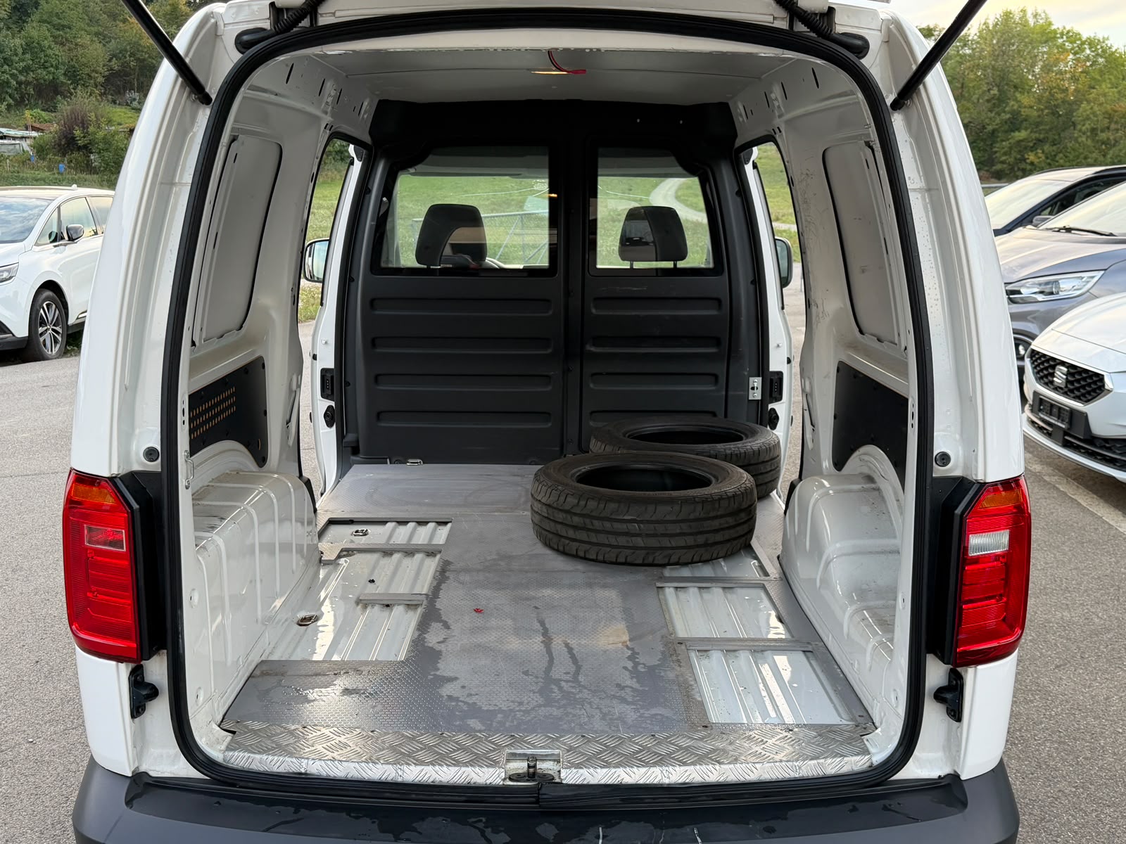 VW Caddy Maxi 2.0TDI BlueMotion Technology-image-9