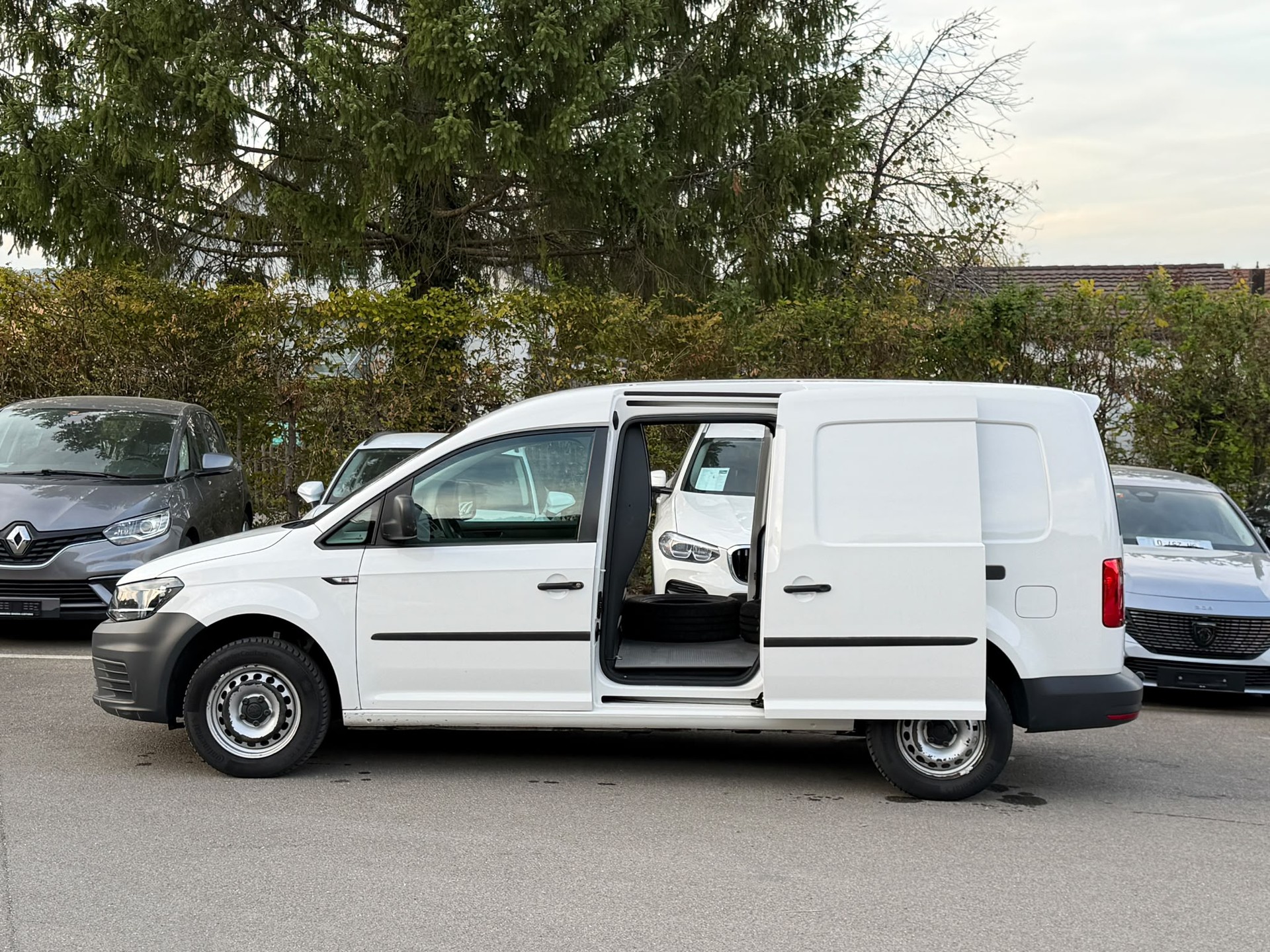VW Caddy Maxi 2.0TDI BlueMotion Technology-image-7