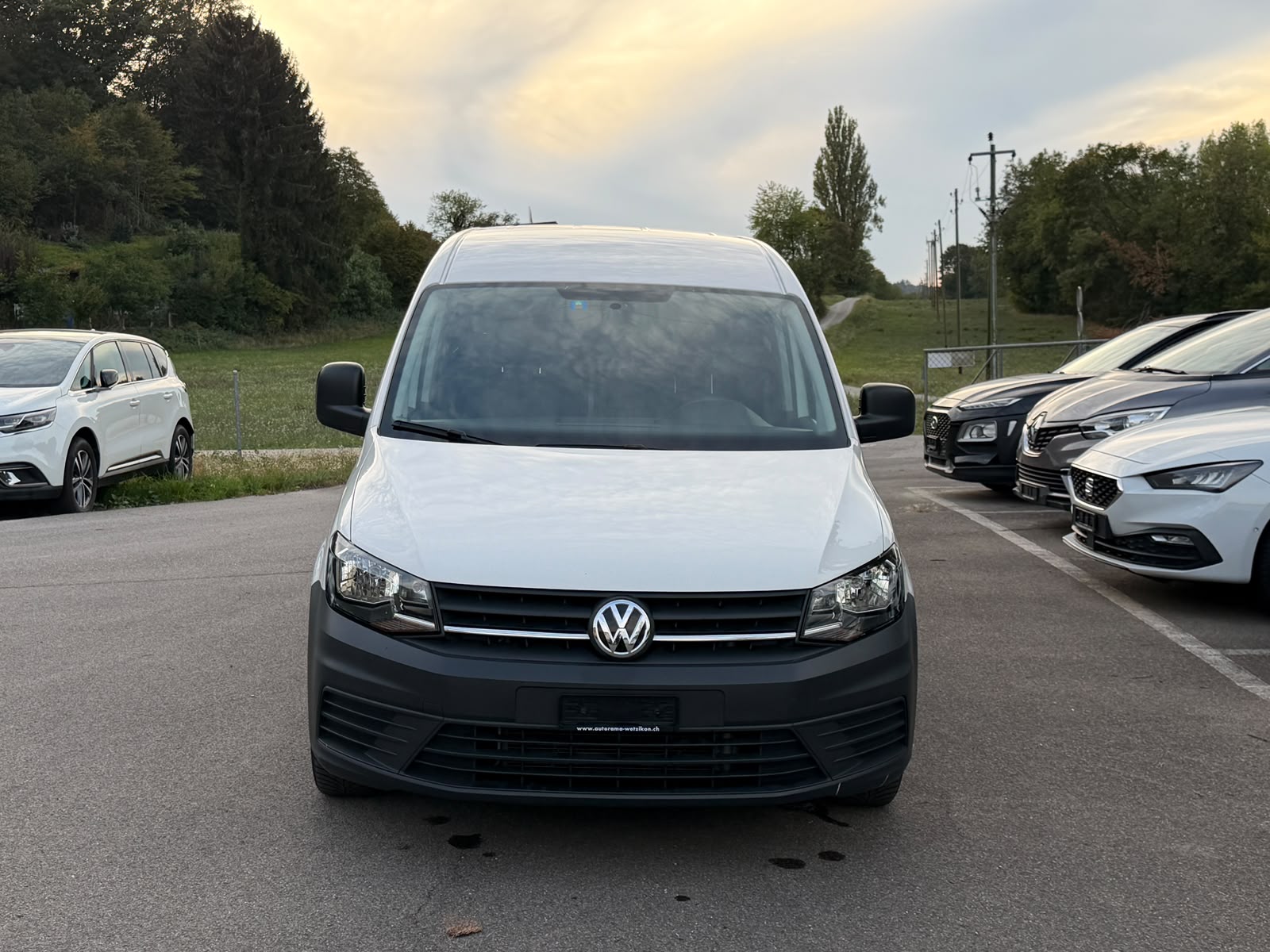 VW Caddy Maxi 2.0TDI BlueMotion Technology-image-1