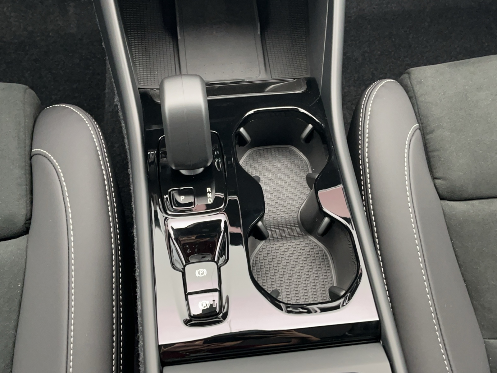 VOLVO XC40 2.0 B4 MH Black Edition-image-15