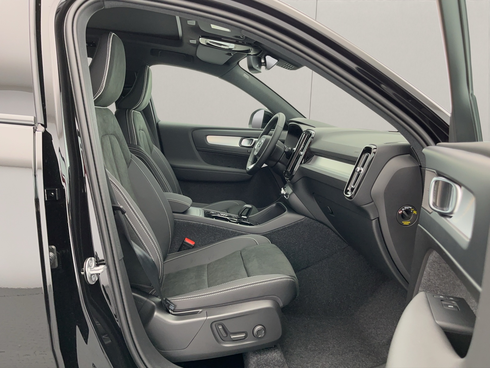 VOLVO XC40 2.0 B4 MH Black Edition-image-9