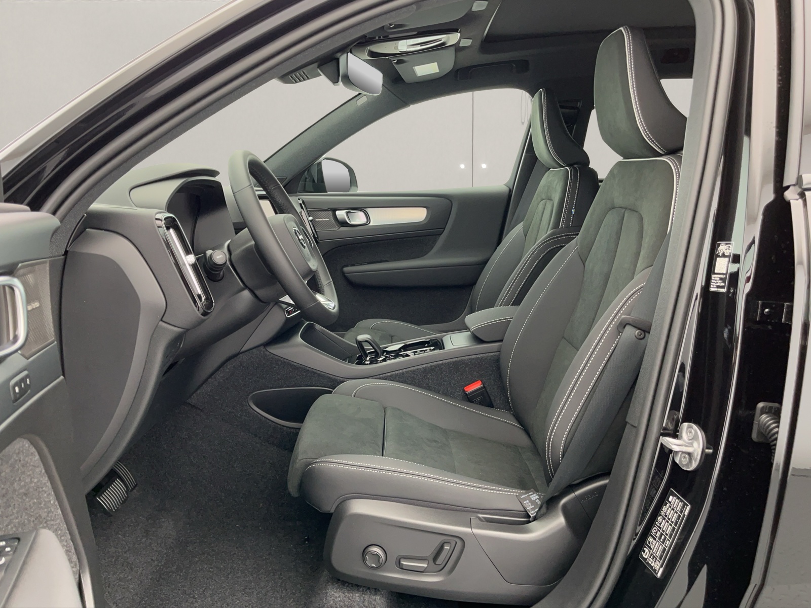 VOLVO XC40 2.0 B4 MH Black Edition-image-8