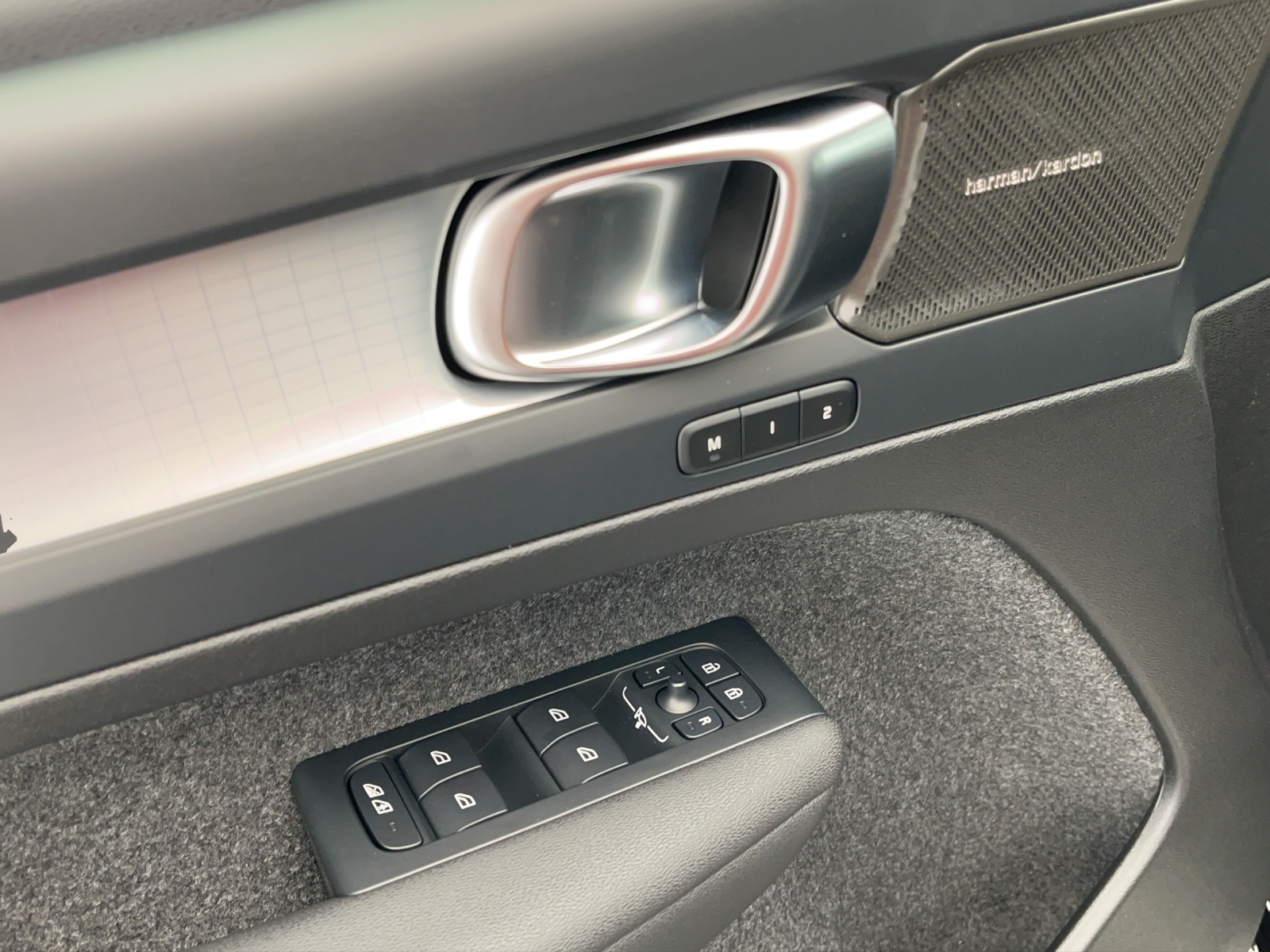 VOLVO XC40 2.0 B4 MH Black Edition-image-16