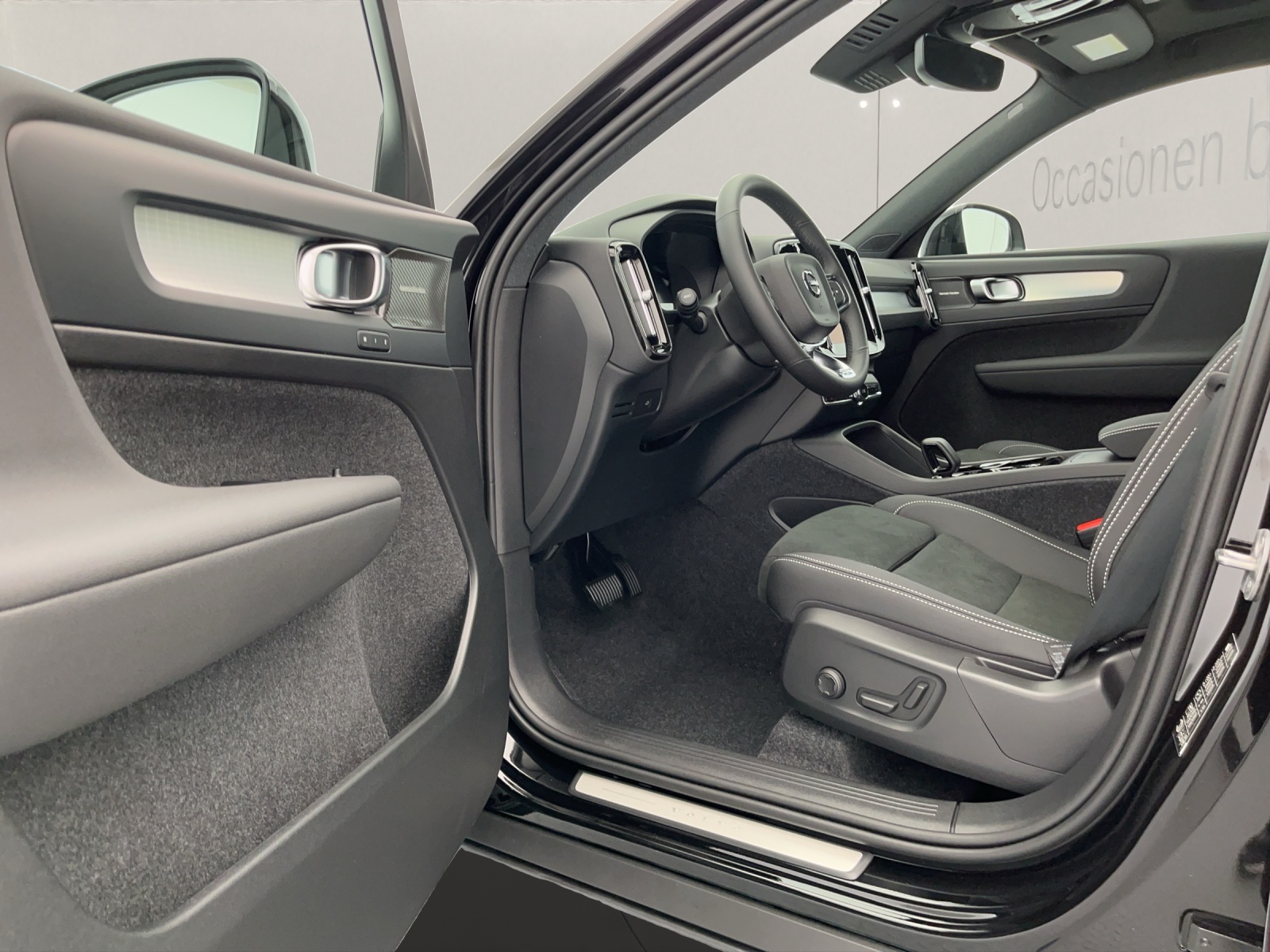 VOLVO XC40 2.0 B4 MH Black Edition-image-7