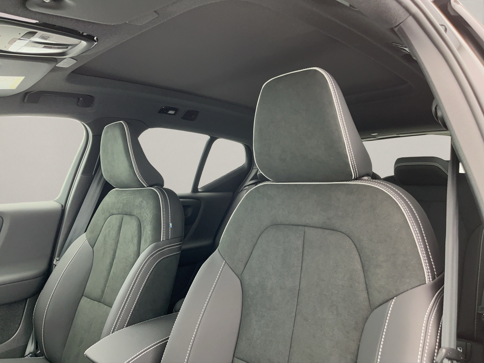VOLVO XC40 2.0 B4 MH Black Edition-image-10