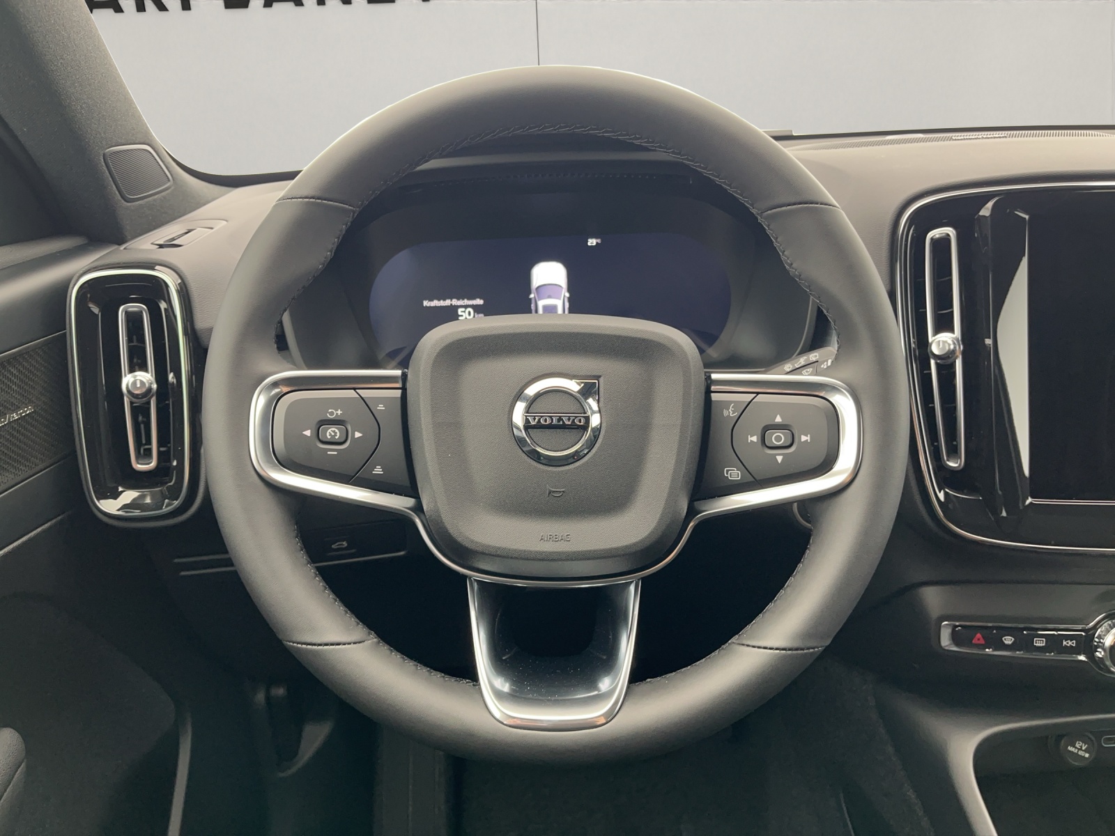 VOLVO XC40 2.0 B4 MH Black Edition-image-13