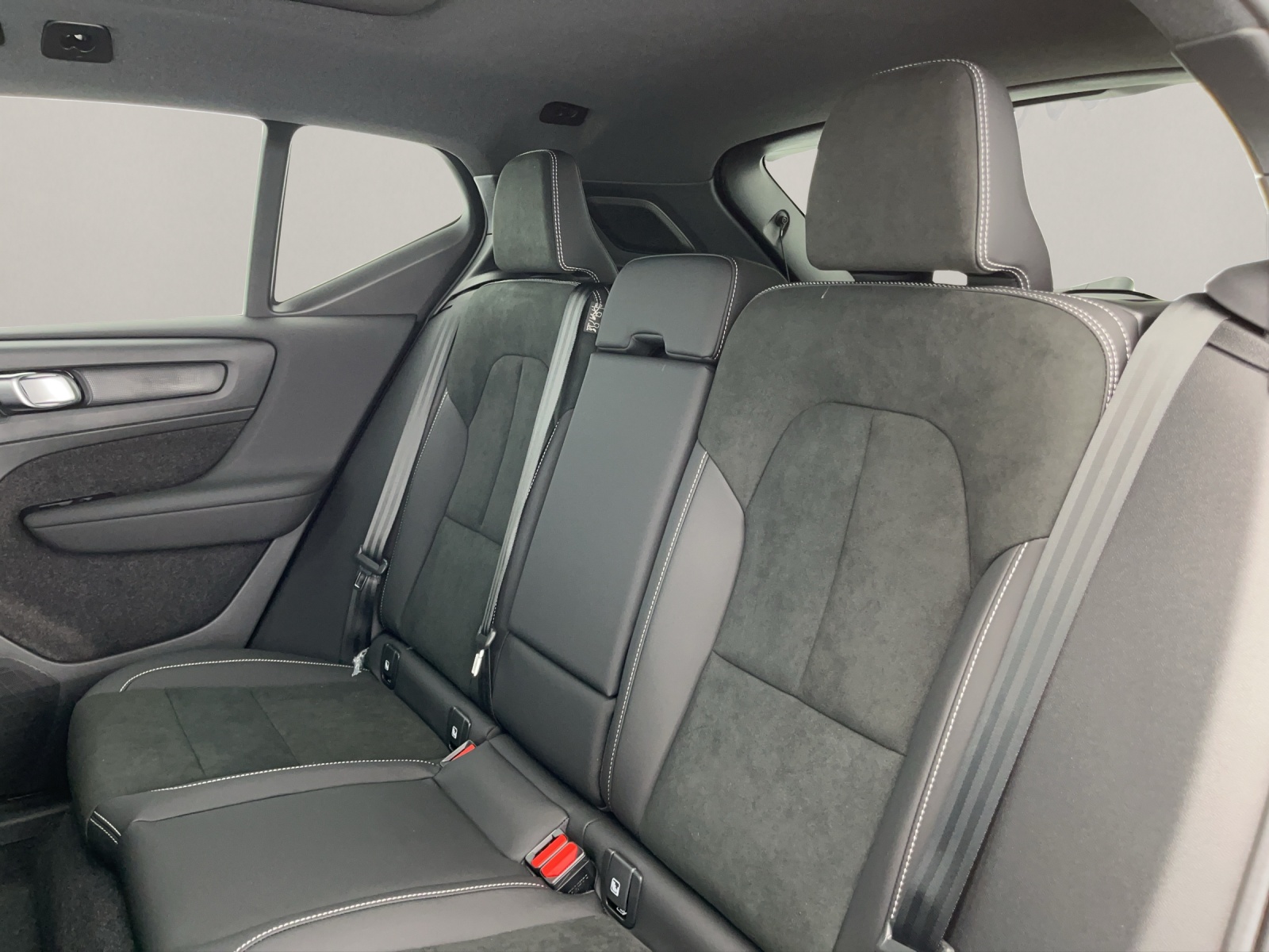 VOLVO XC40 2.0 B4 MH Black Edition-image-11