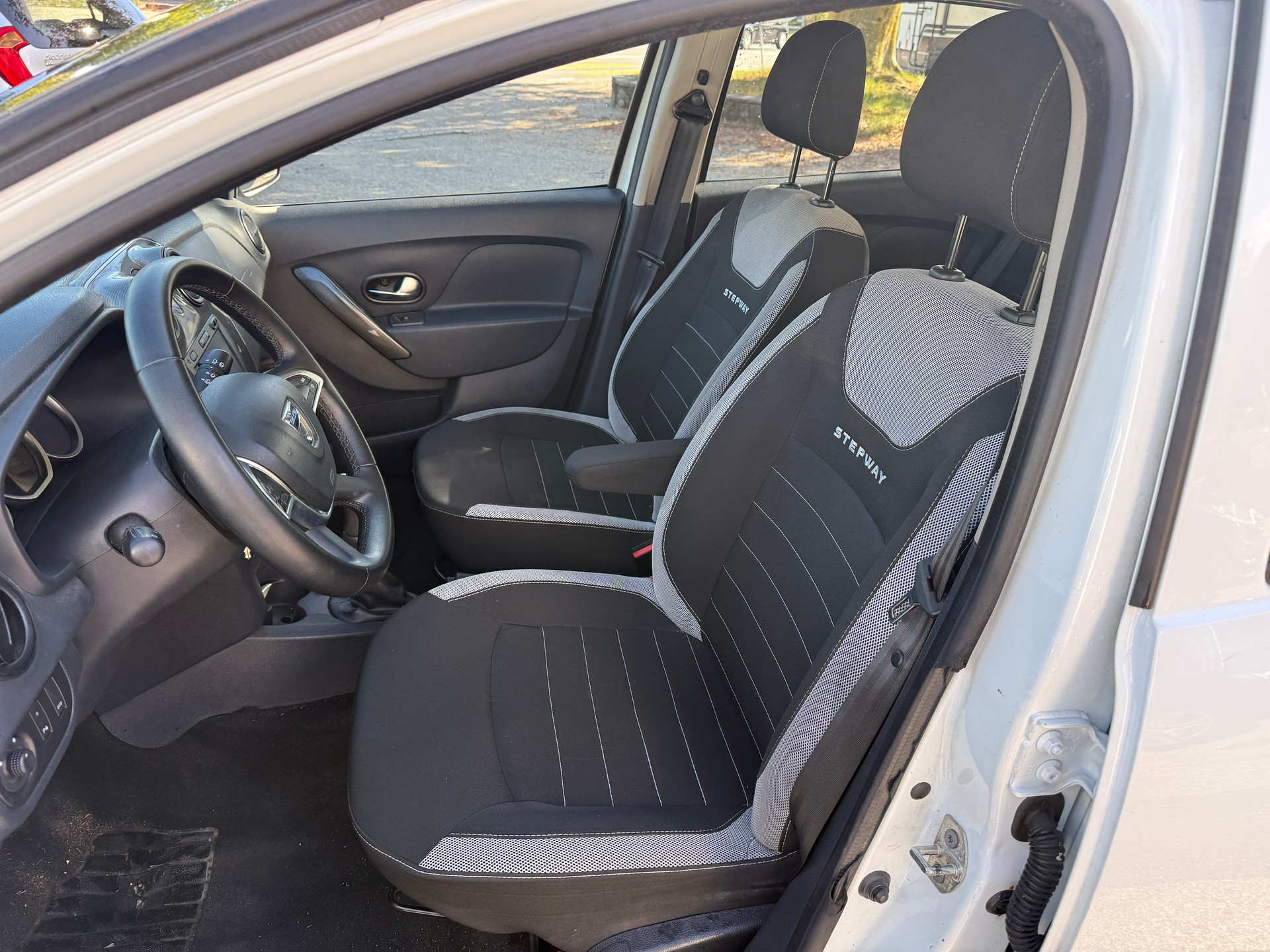 DACIA Sandero 0.9 Lauréate Stepway-image-8