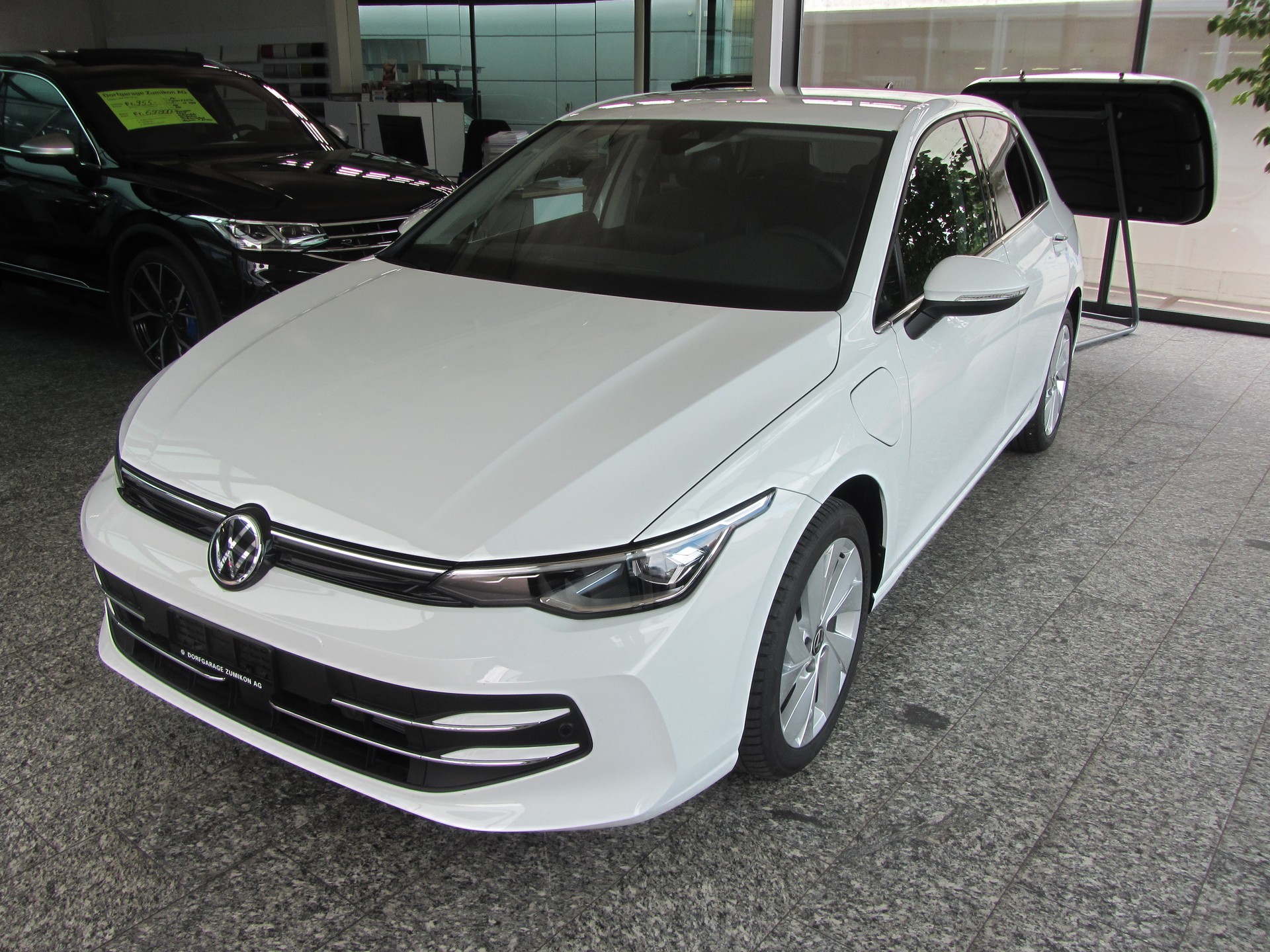 VW Golf 1.5 TSI PHEV Life-image-0