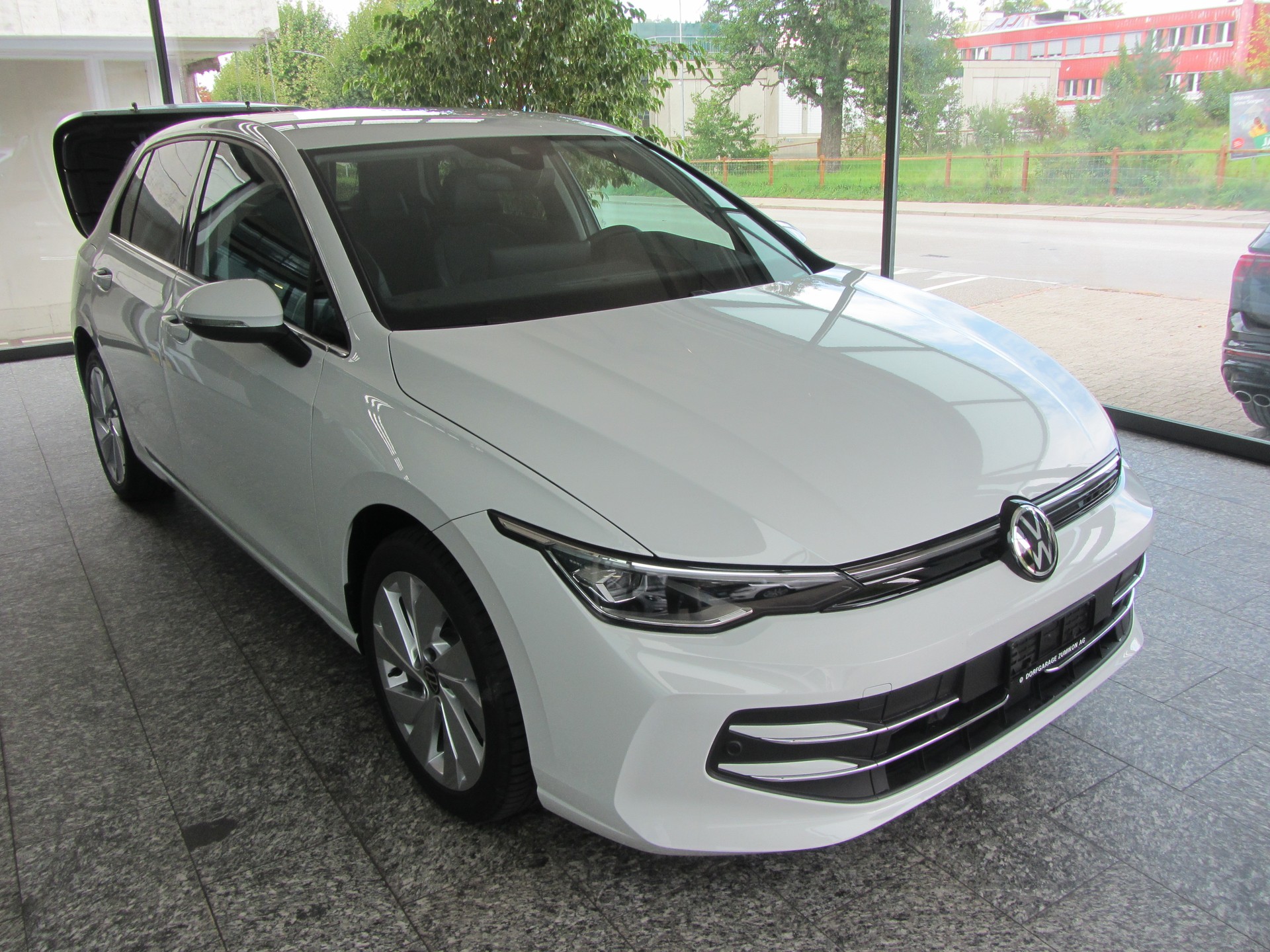 VW Golf 1.5 TSI PHEV Life-image-1