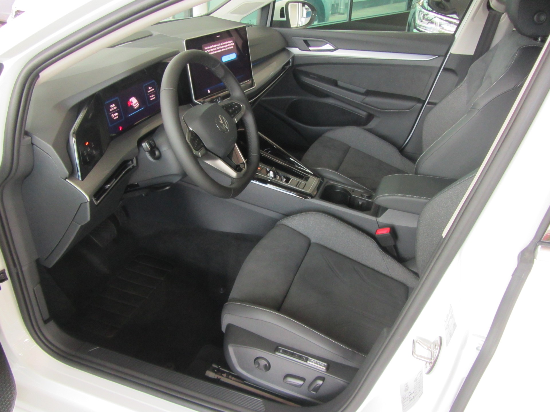 VW Golf 1.5 TSI PHEV Life-image-4