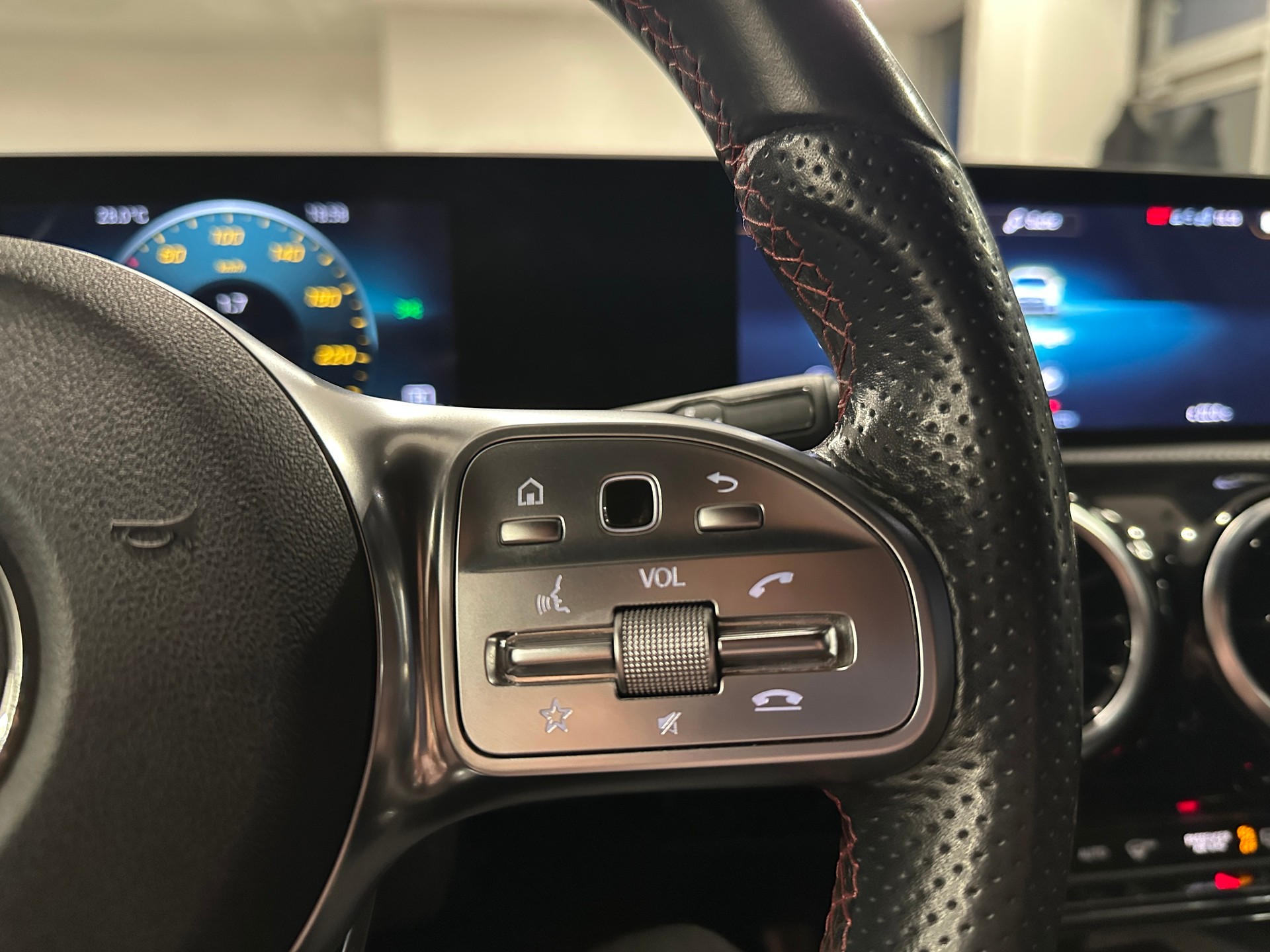 MERCEDES-BENZ A 180 AMG Line 7G-DCT-image-22