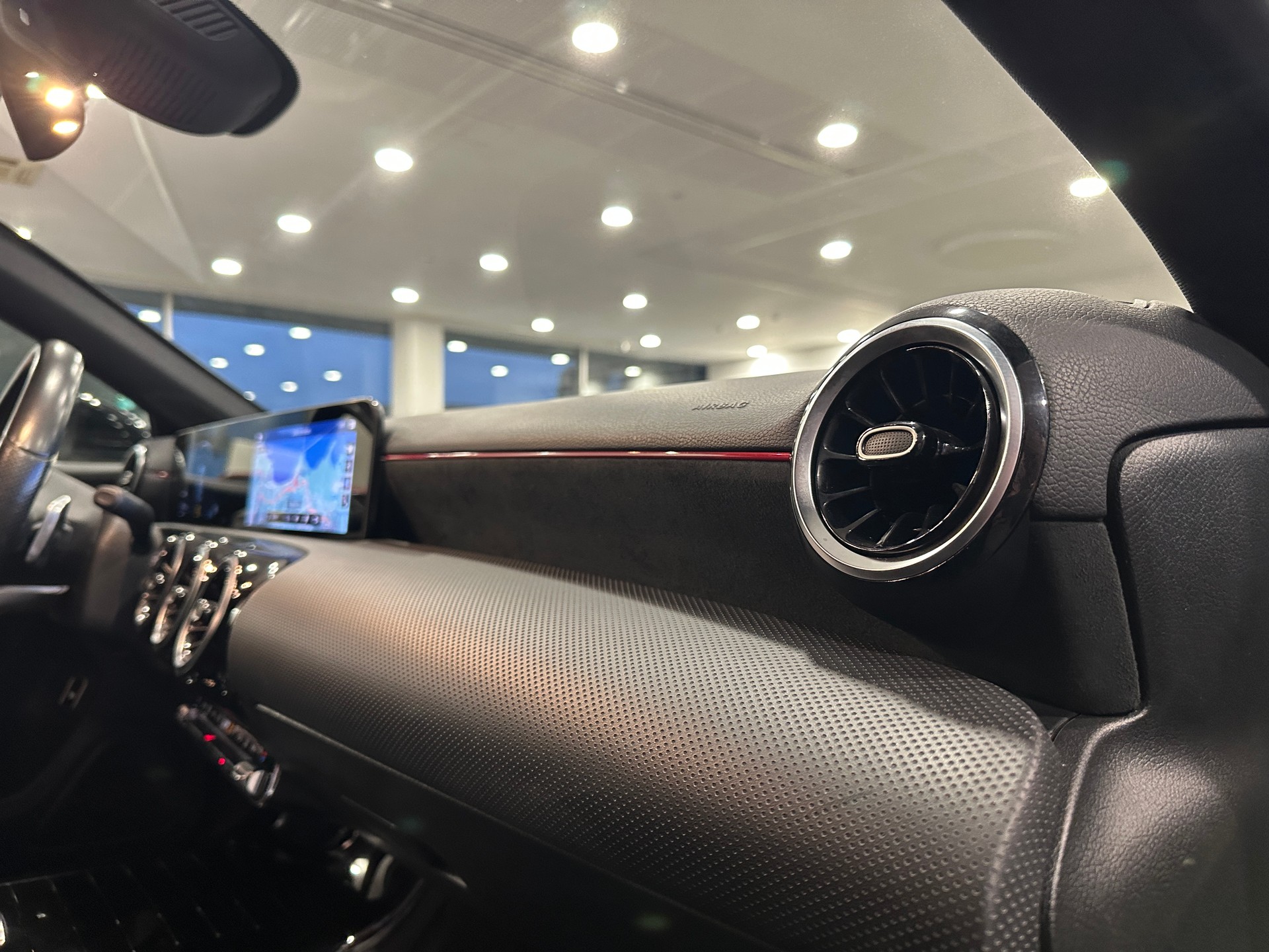 MERCEDES-BENZ A 180 AMG Line 7G-DCT-image-16