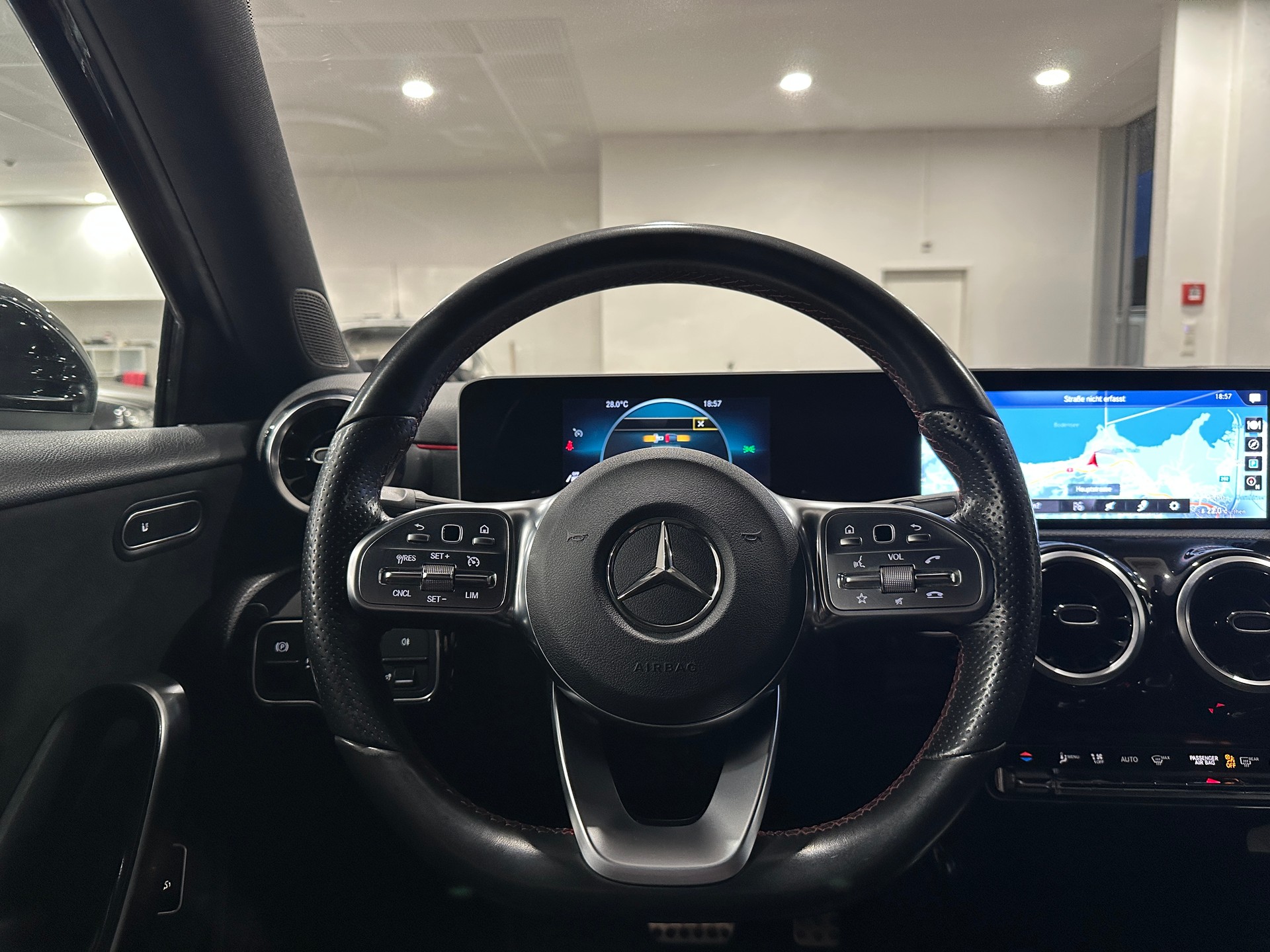 MERCEDES-BENZ A 180 AMG Line 7G-DCT-image-21