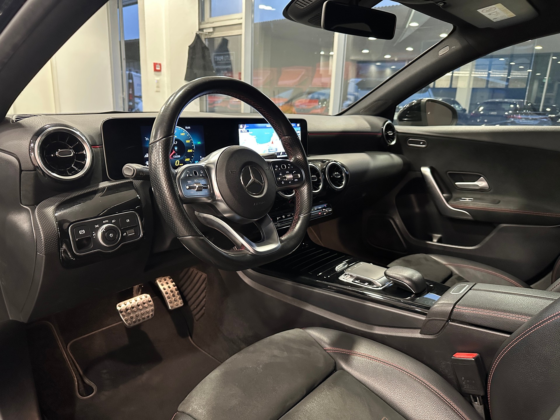 MERCEDES-BENZ A 180 AMG Line 7G-DCT-image-11
