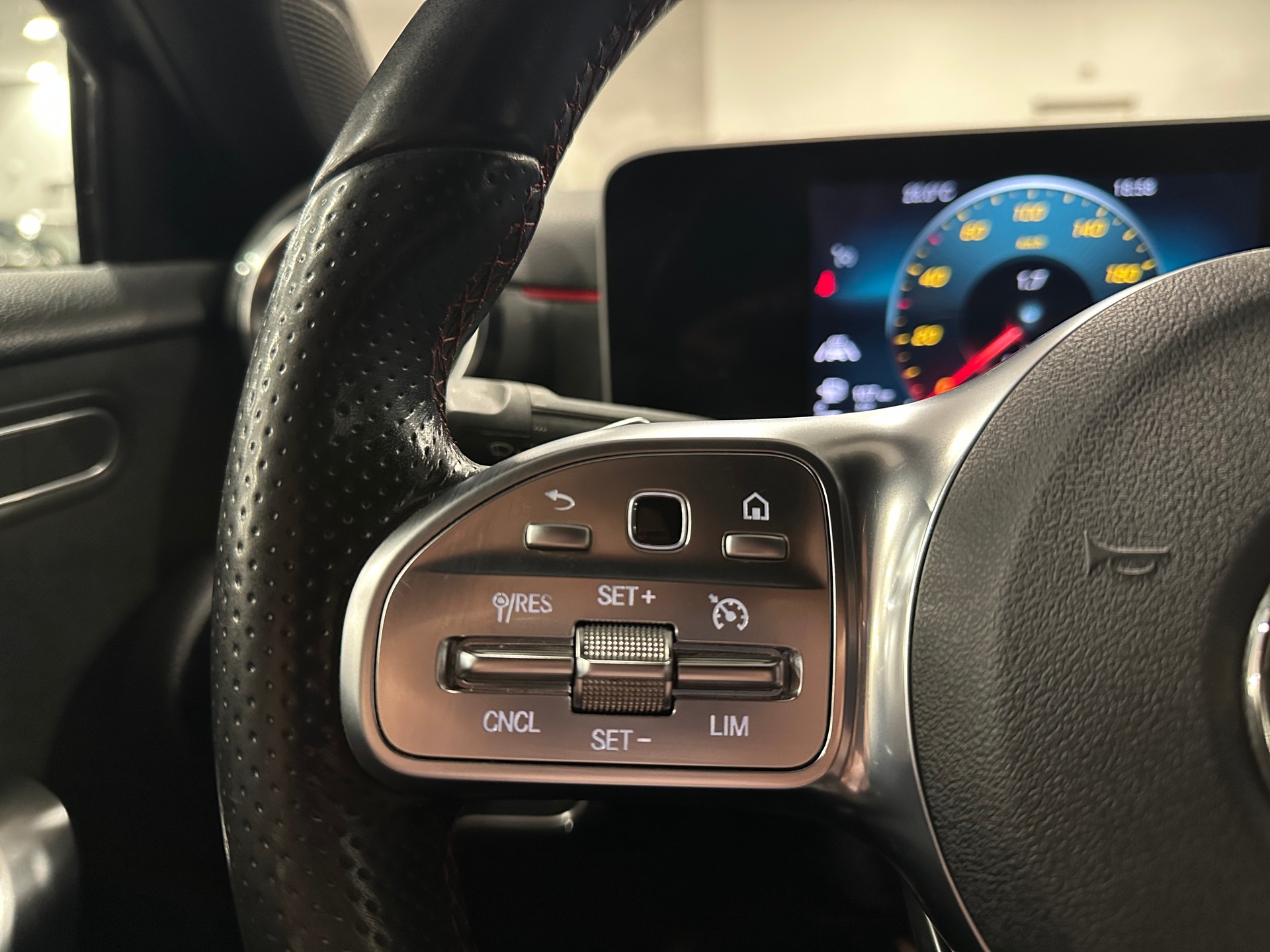 MERCEDES-BENZ A 180 AMG Line 7G-DCT-image-23