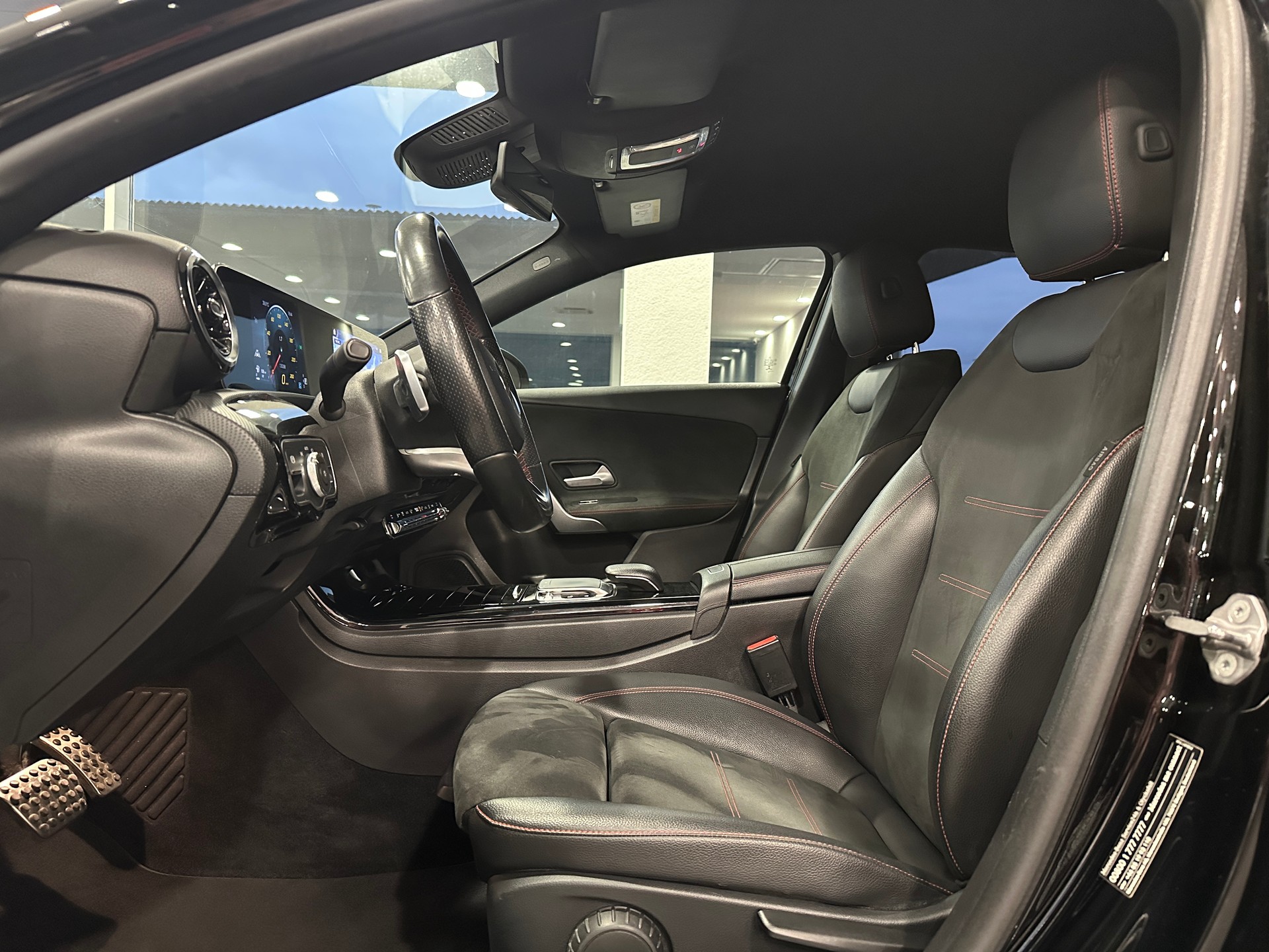 MERCEDES-BENZ A 180 AMG Line 7G-DCT-image-12