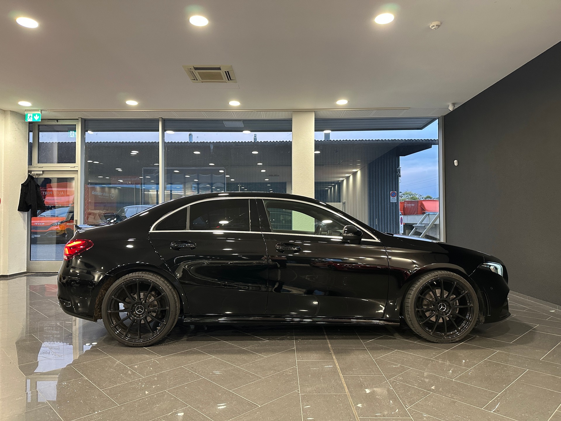 MERCEDES-BENZ A 180 AMG Line 7G-DCT-image-5