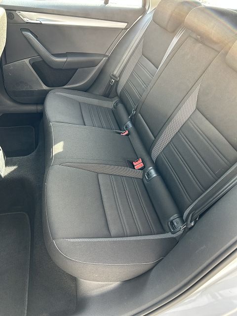 SKODA Octavia Combi 2.0 TDI Ambition 4x4-image-8