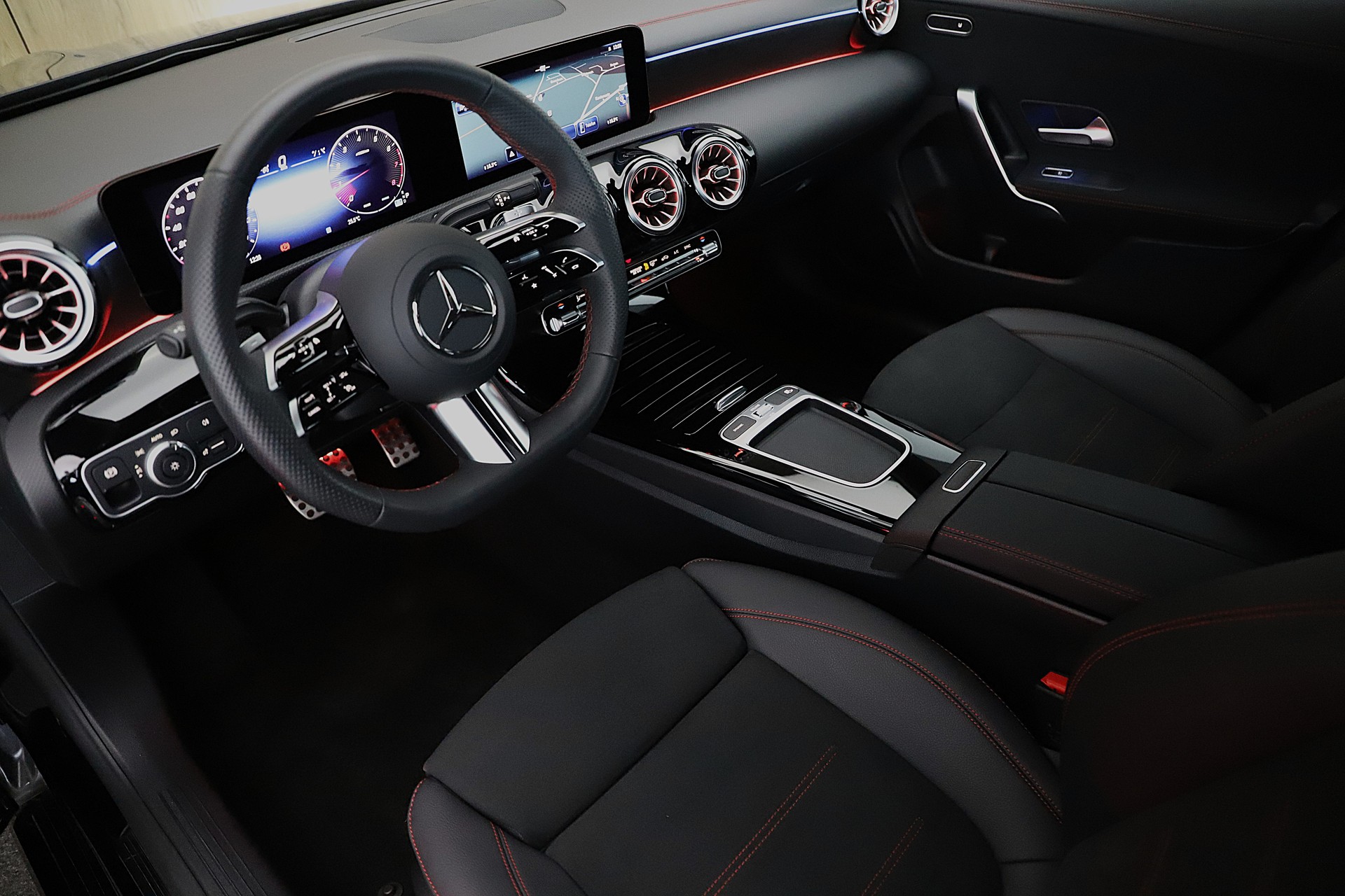 MERCEDES-BENZ CLA Shooting Brake 200 7G-DCT AMG Line-image-4