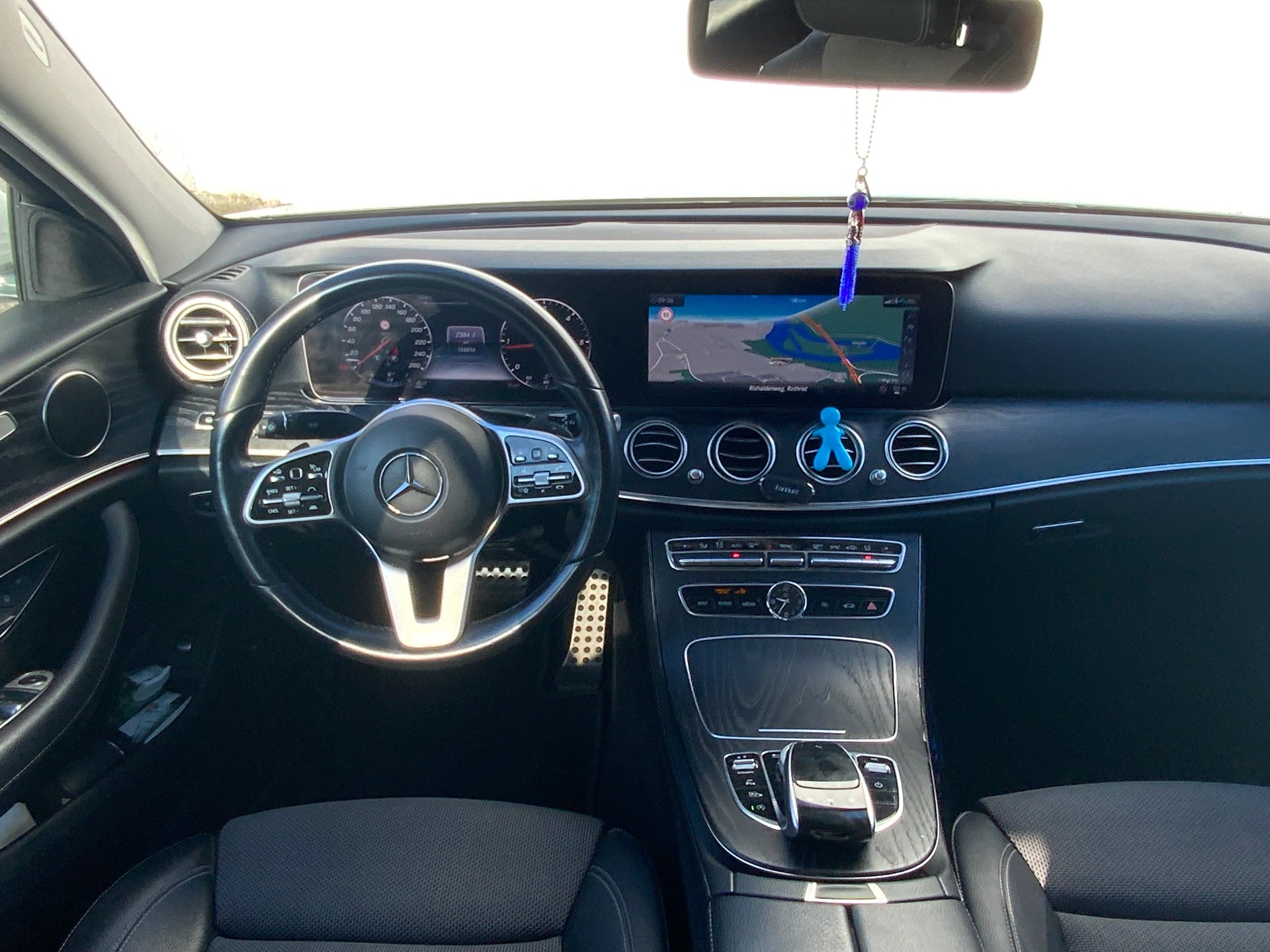 MERCEDES-BENZ E 220 d Avantgarde 9G-Tronic-image-9