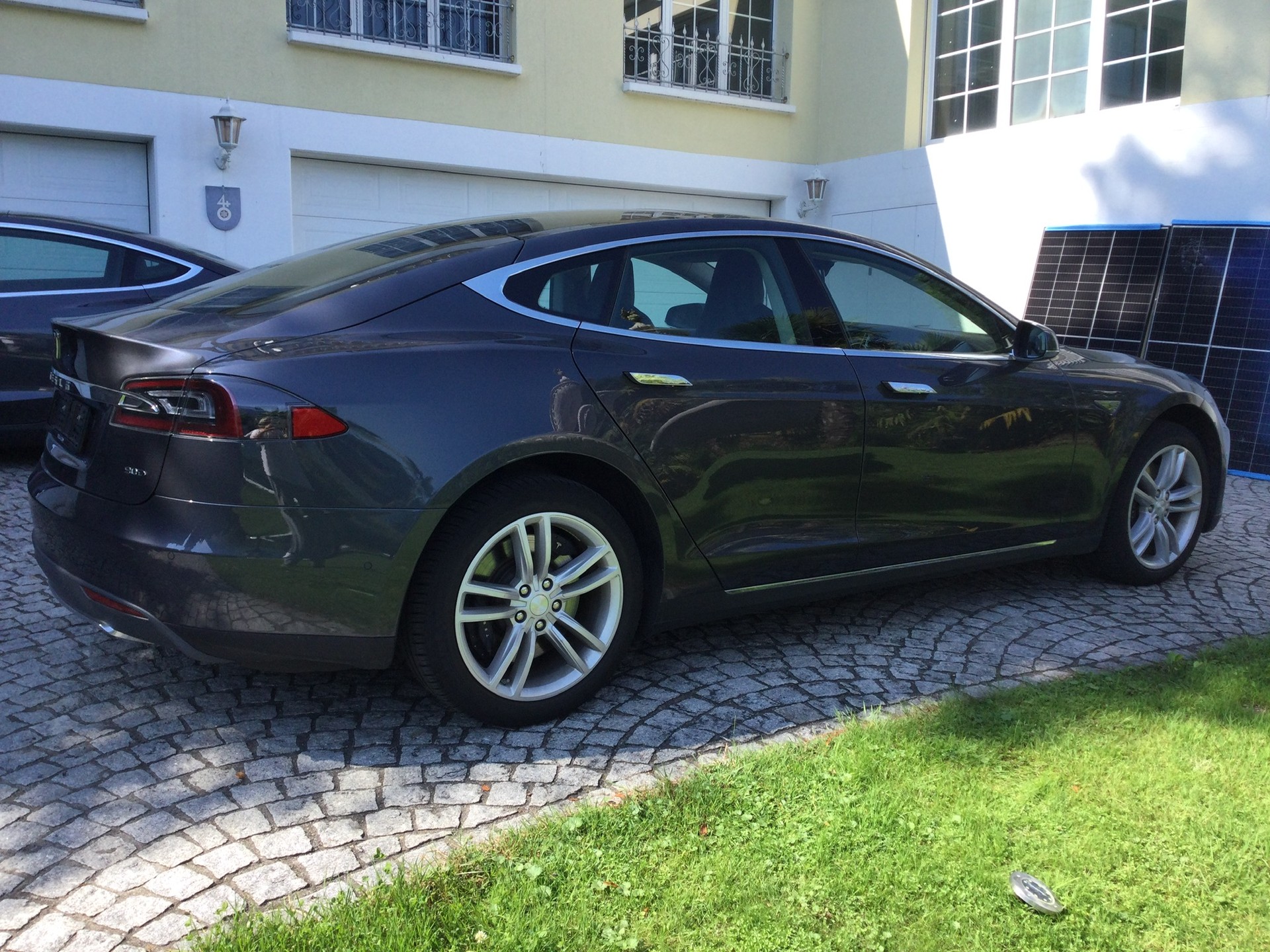 TESLA Model S 90 D 525 PS Allradantrieb AUTOPILOT Panoramaschiebedach Premiumsound ausgezeichnete Batterie ab MFK