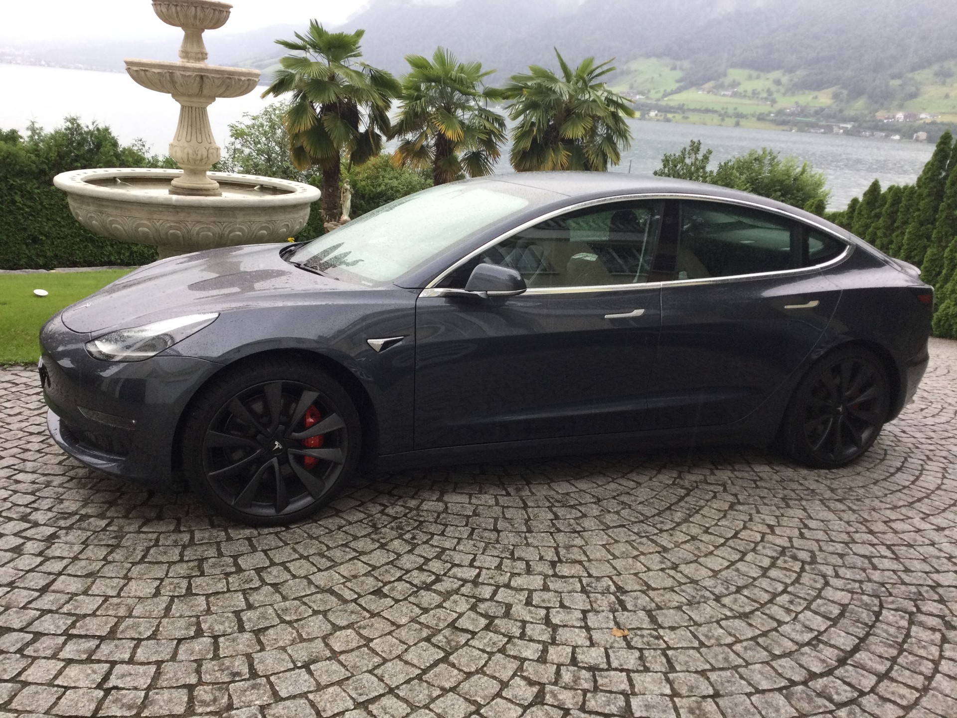 TESLA Model S 90 D 525 PS Allradantrieb AUTOPILOT Panoramaschiebedach Premiumsound ausgezeichnete Batterie ab MFK-image-2