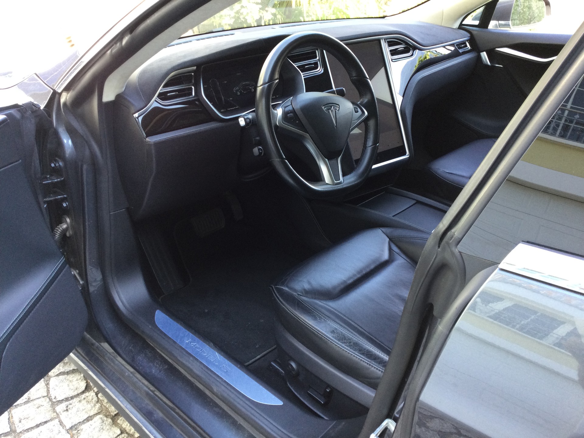 TESLA Model S 90 D 525 PS Allradantrieb AUTOPILOT Panoramaschiebedach Premiumsound ausgezeichnete Batterie ab MFK-image-5