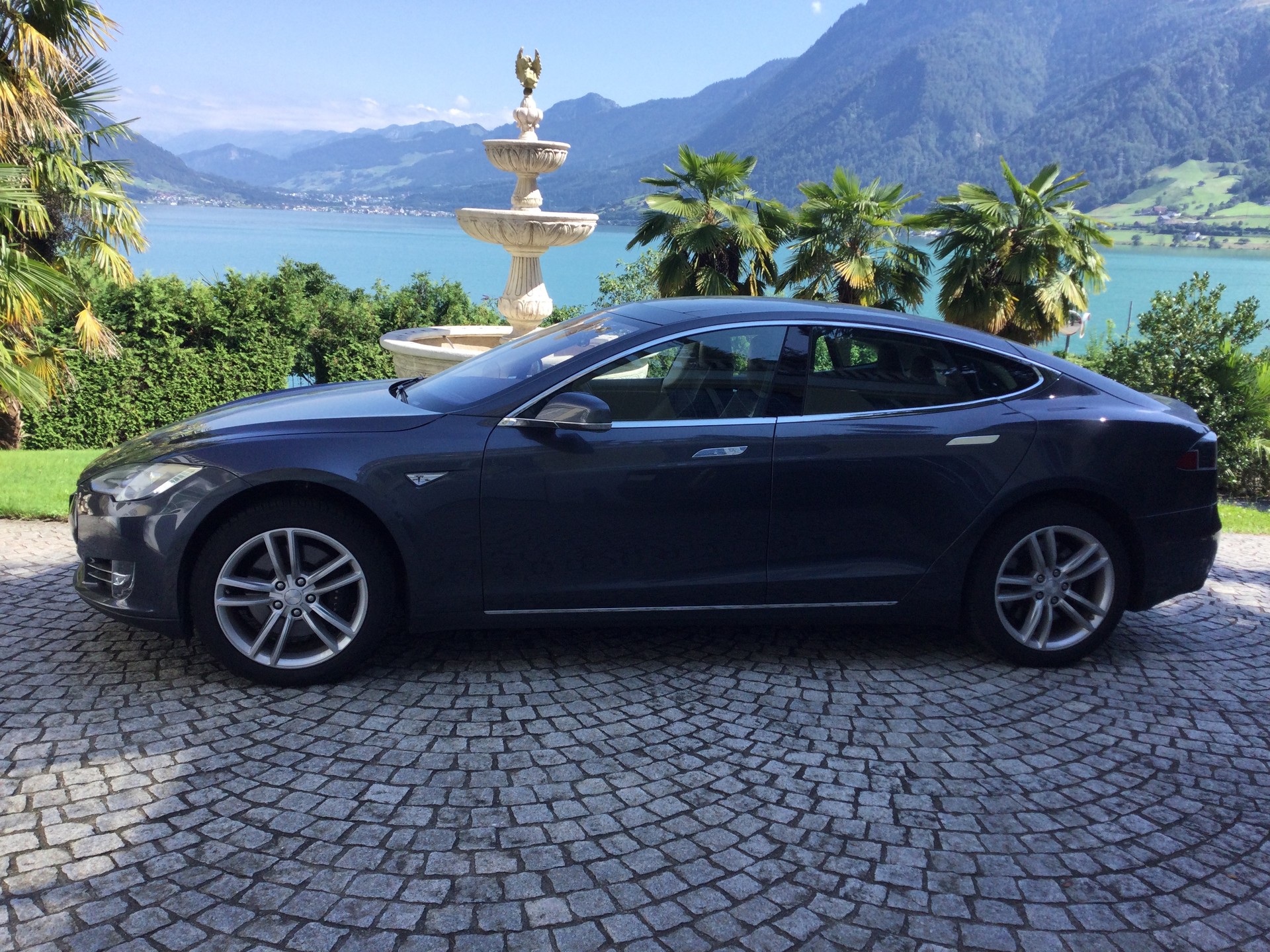 TESLA Model S 90 D 525 PS Allradantrieb AUTOPILOT Panoramaschiebedach Premiumsound ausgezeichnete Batterie ab MFK-image-1
