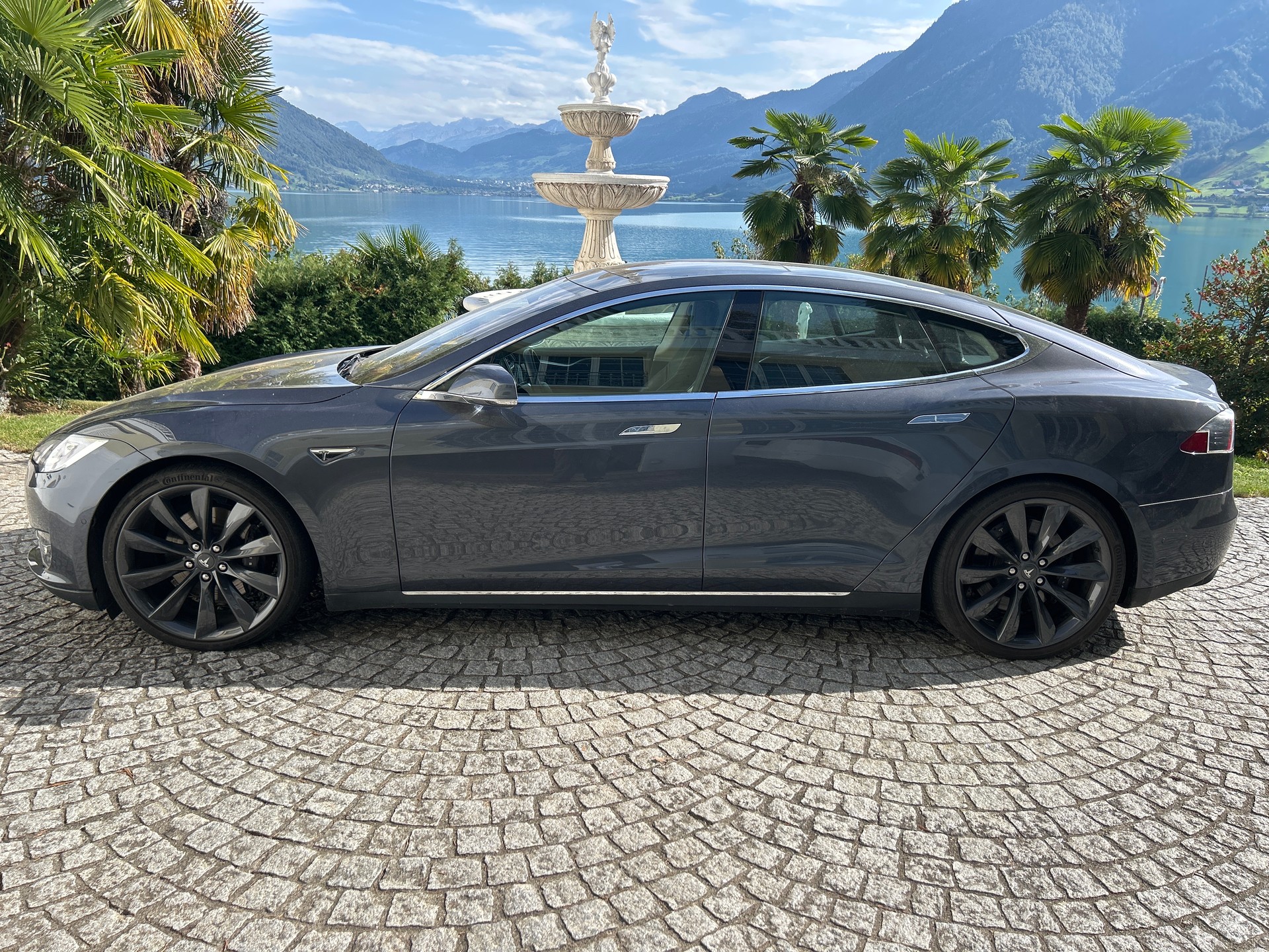 TESLA Model S 90 D 525 PS Allradantrieb AUTOPILOT Panoramaschiebedach Premiumsound ausgezeichnete Batterie ab MFK