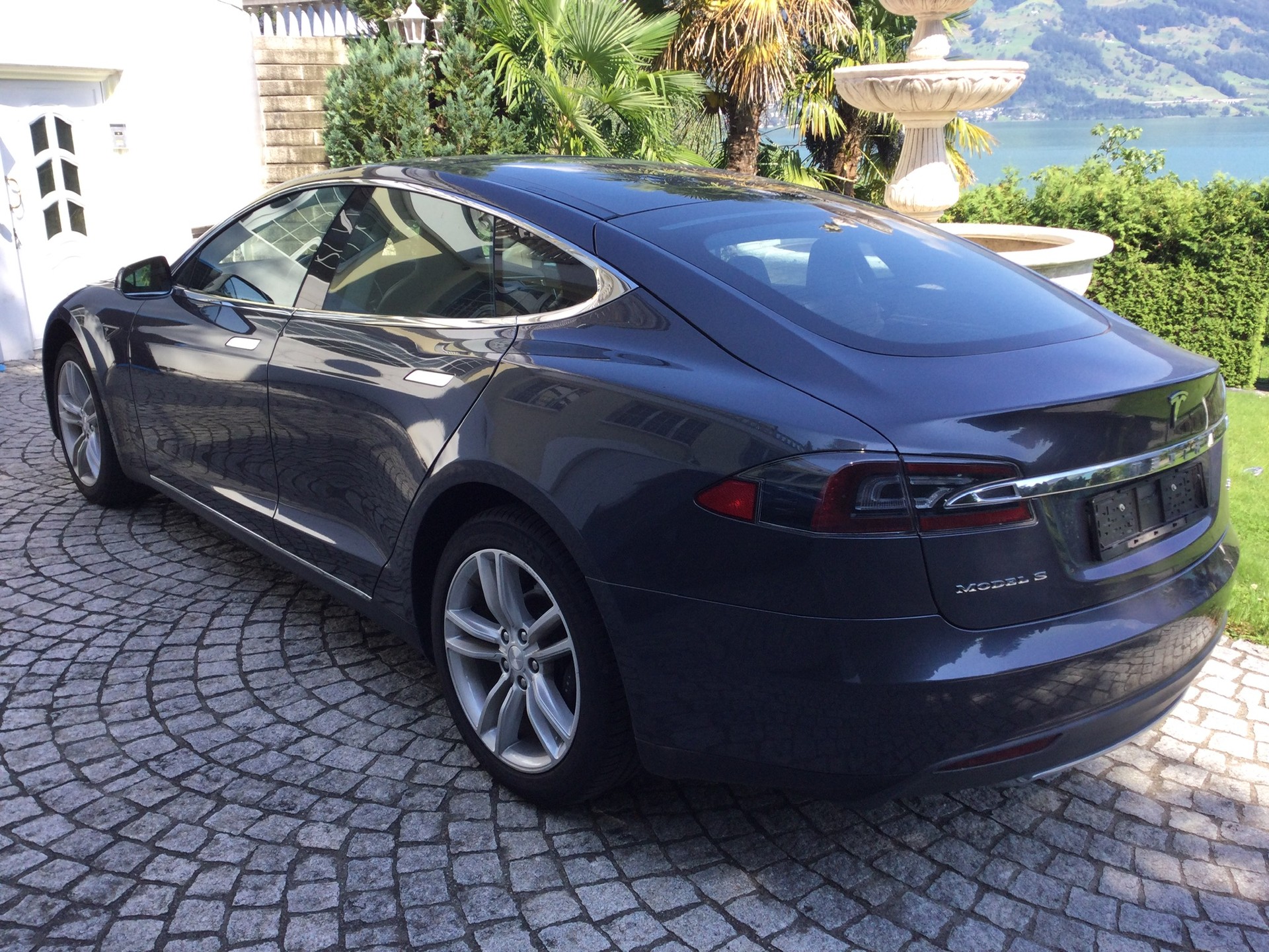 TESLA Model S 90 D 525 PS Allradantrieb AUTOPILOT Panoramaschiebedach Premiumsound ausgezeichnete Batterie ab MFK-image-3