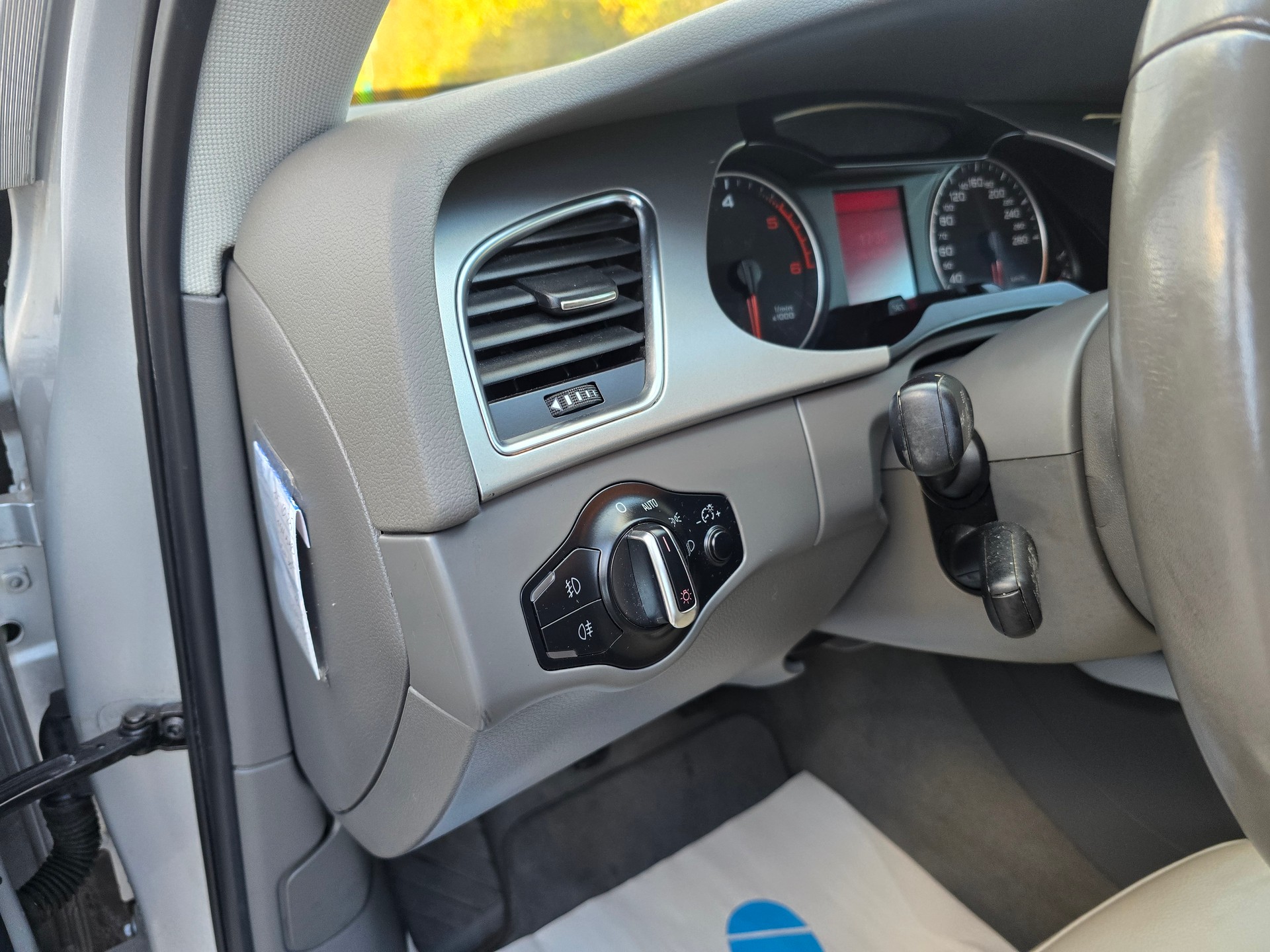 AUDI A4 Avant 2.0 TDI-image-16