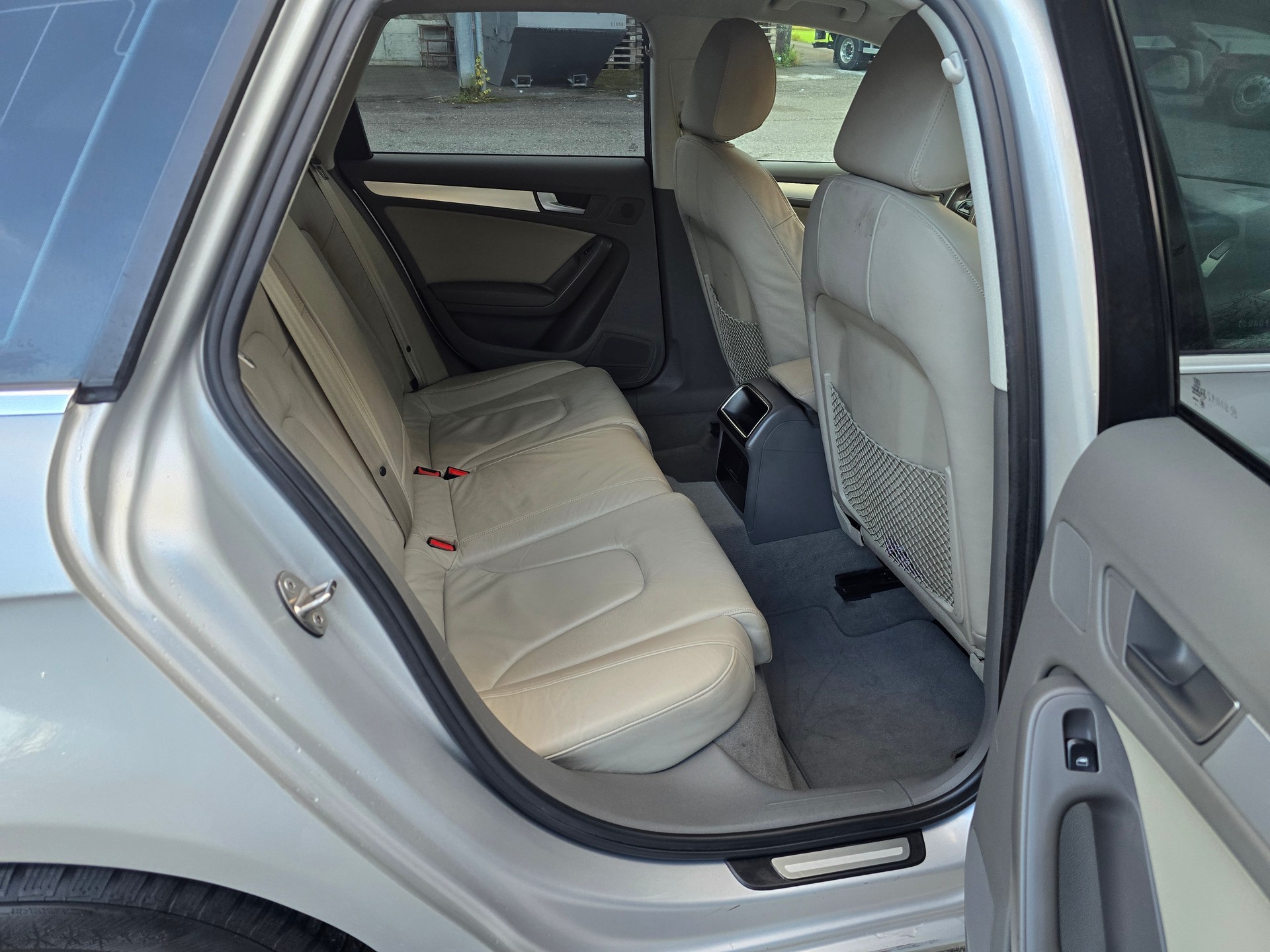 AUDI A4 Avant 2.0 TDI-image-10