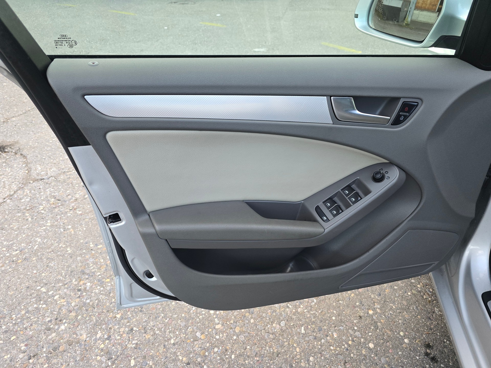 AUDI A4 Avant 2.0 TDI-image-13