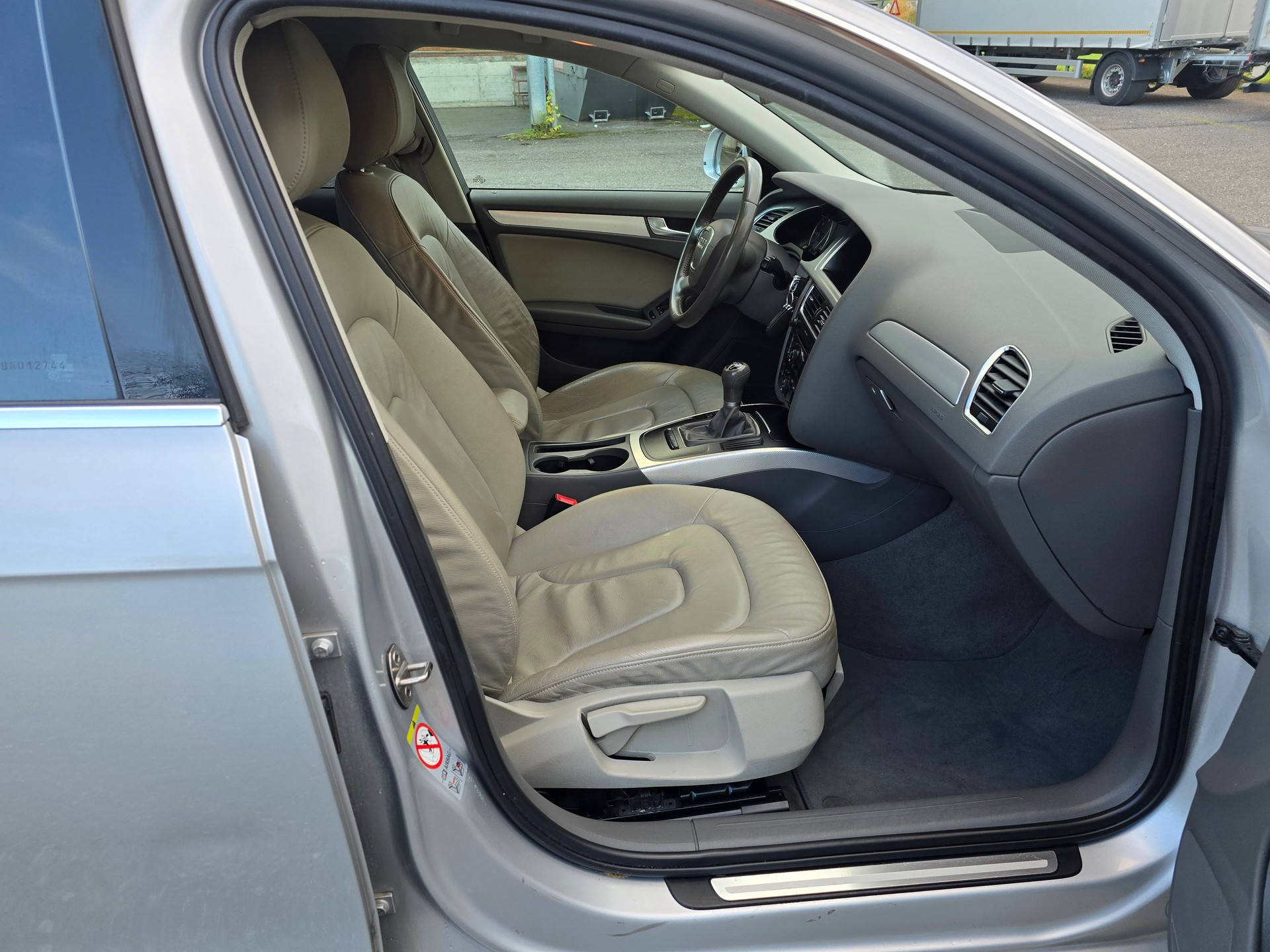 AUDI A4 Avant 2.0 TDI-image-9