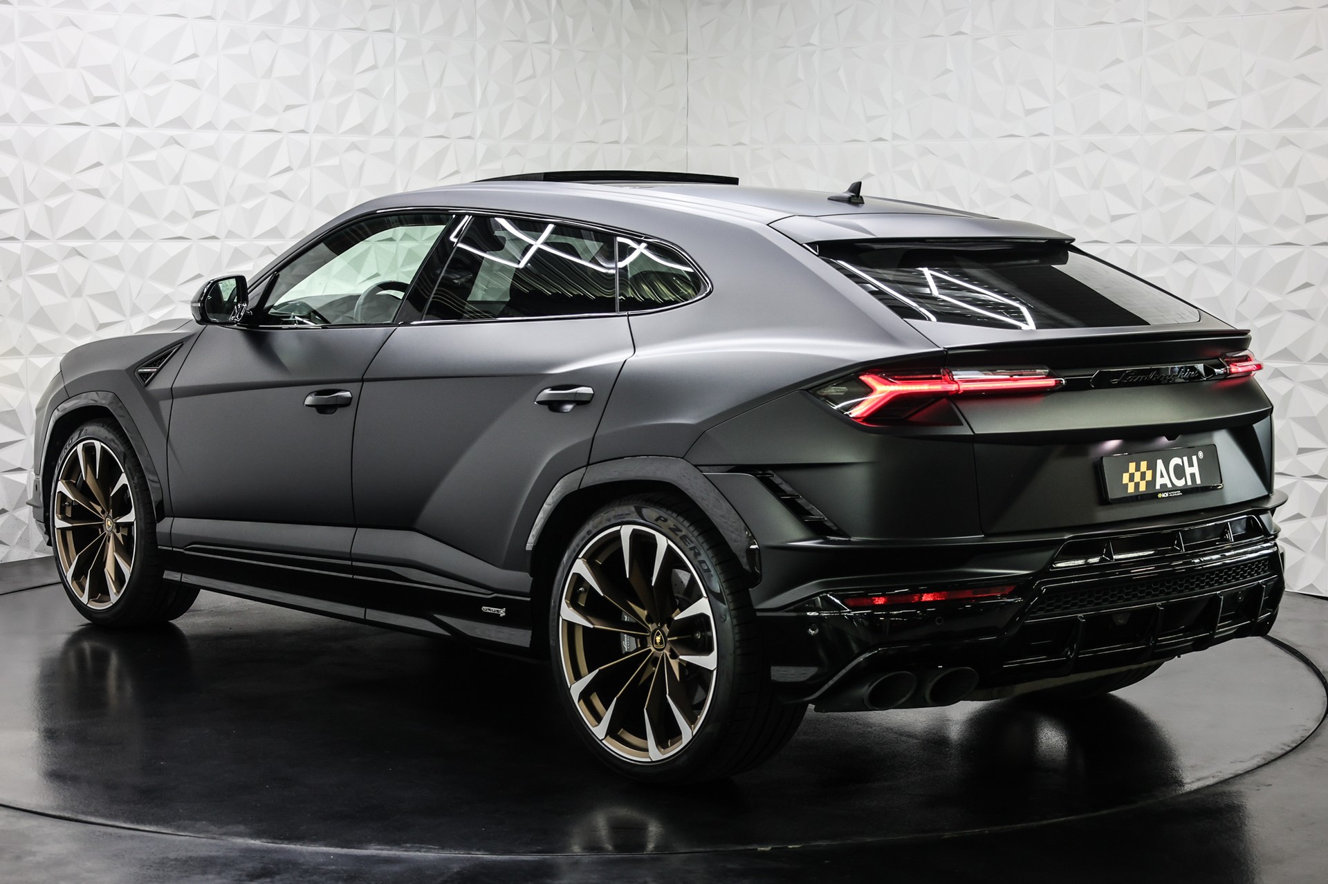 LAMBORGHINI Urus 4.0 S-showroom-element-3