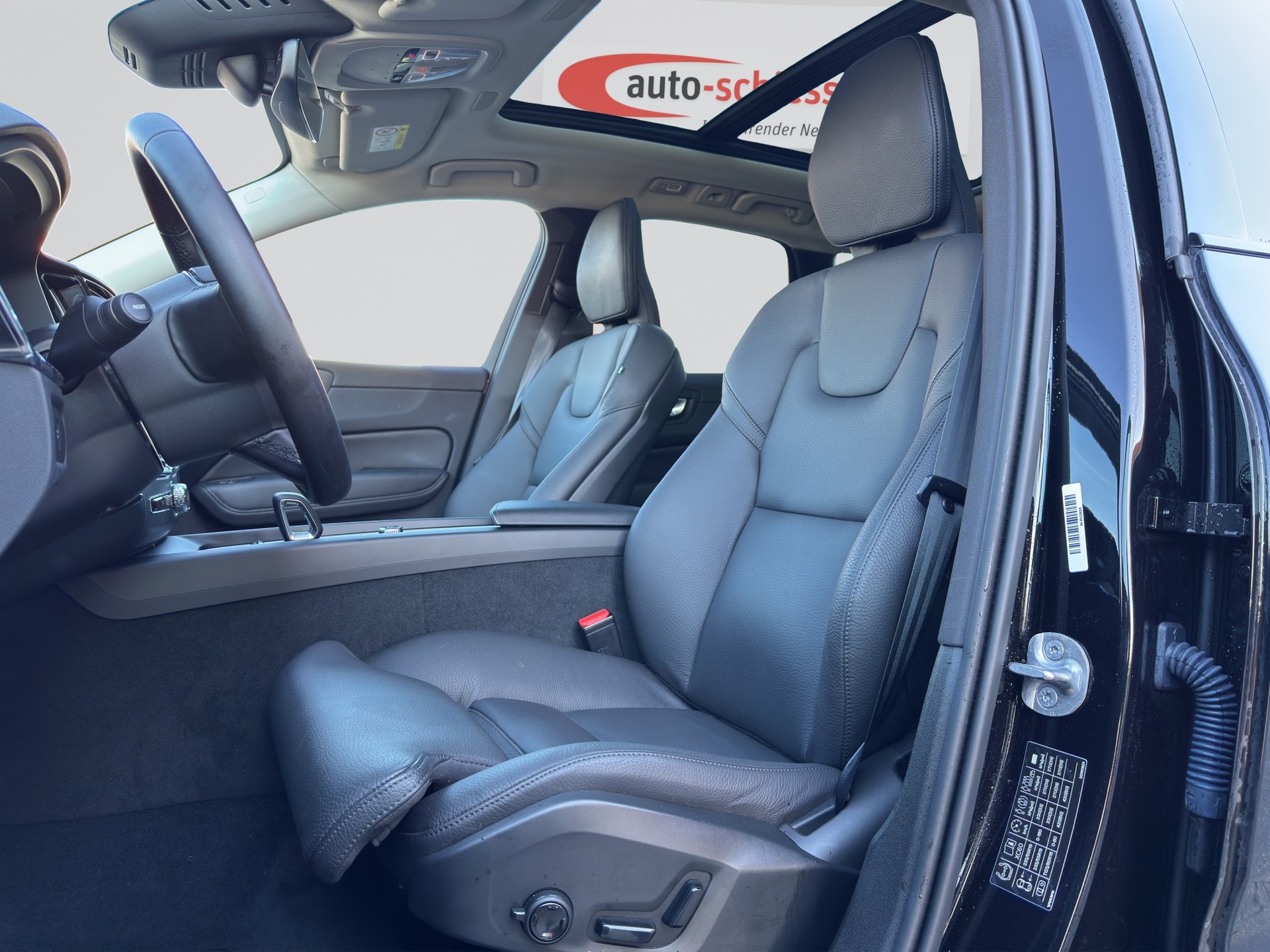 VOLVO XC60 B5 AWD Plus Dark Geartronic-image-5