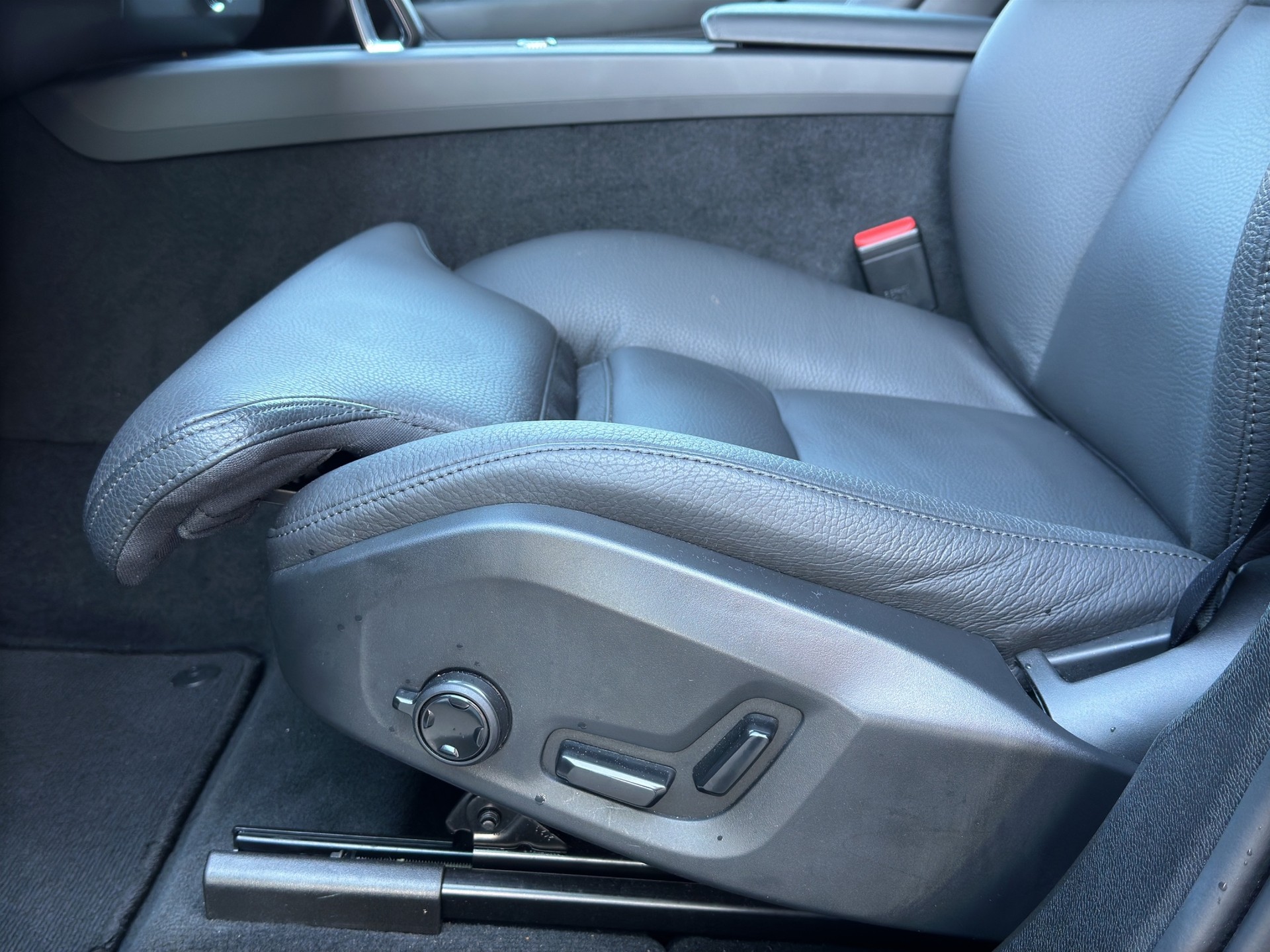 VOLVO XC60 B5 AWD Plus Dark Geartronic-image-9