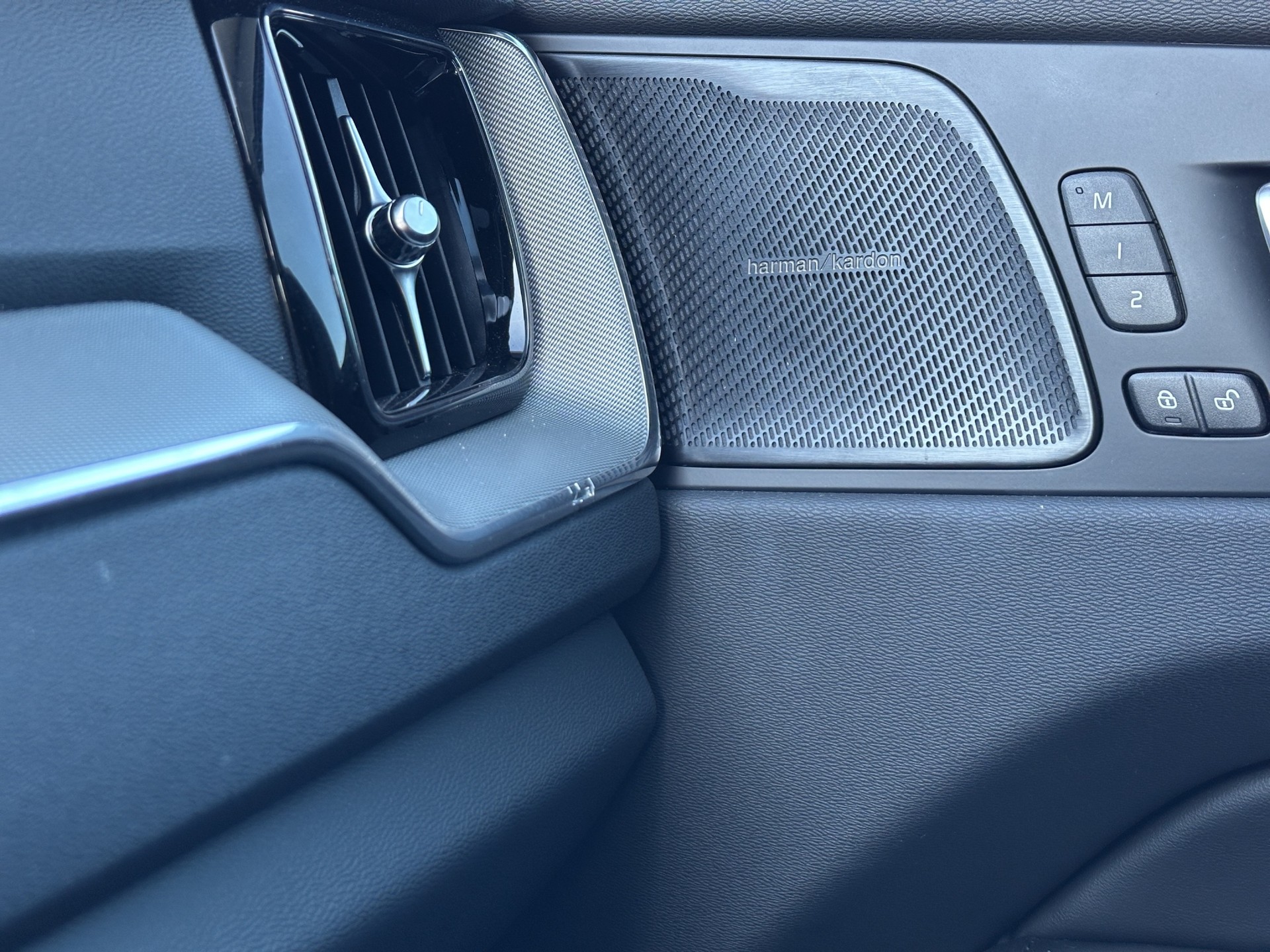 VOLVO XC60 B5 AWD Plus Dark Geartronic-image-15